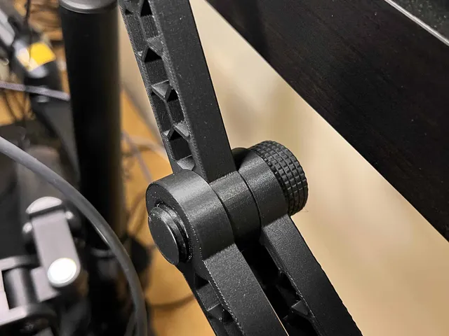 Less chunky screw for Flexible & sturdy phone arm