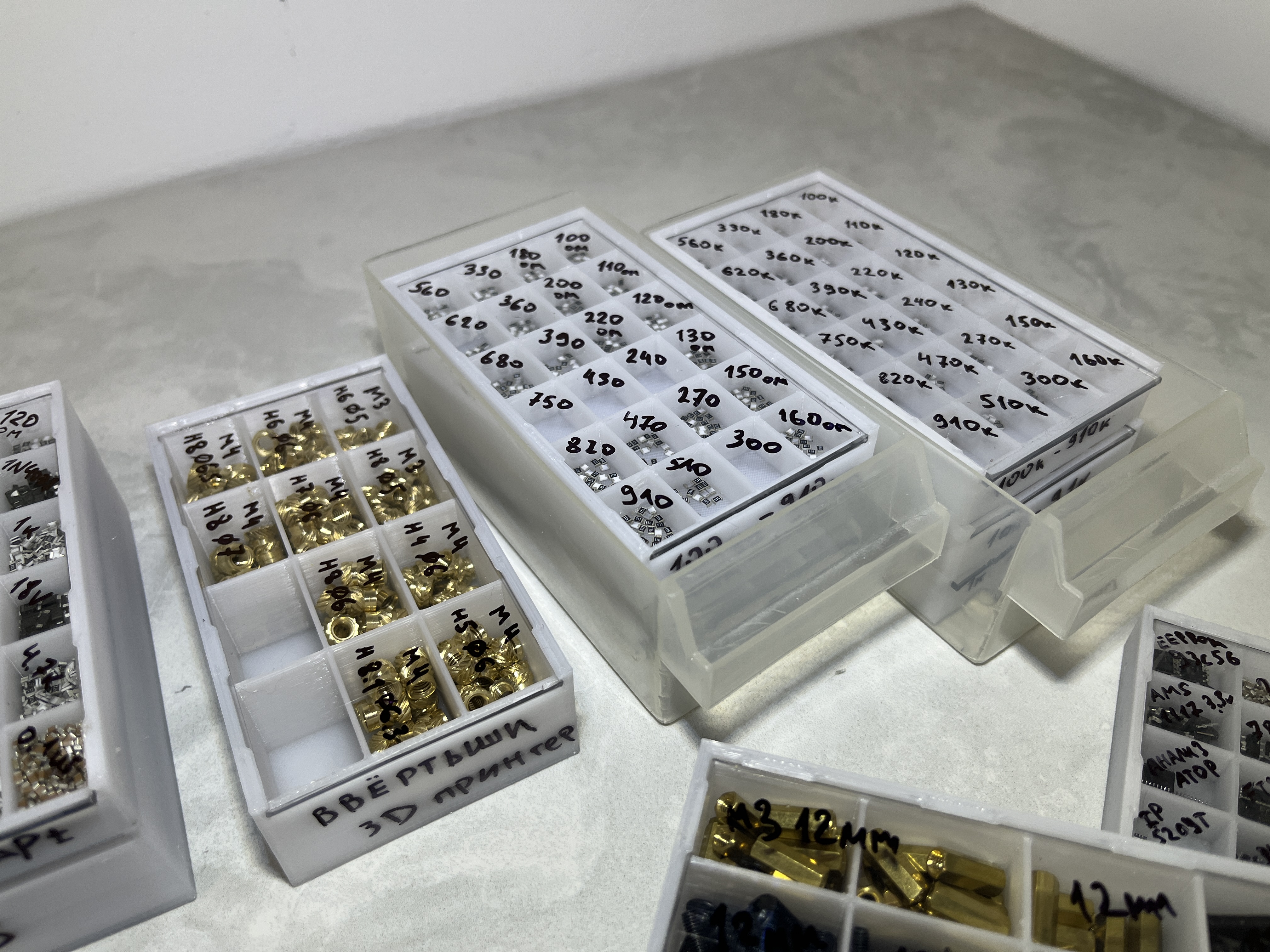 Miniatura 2 do modelo 3D Hardware sorting tray. Parametric model.