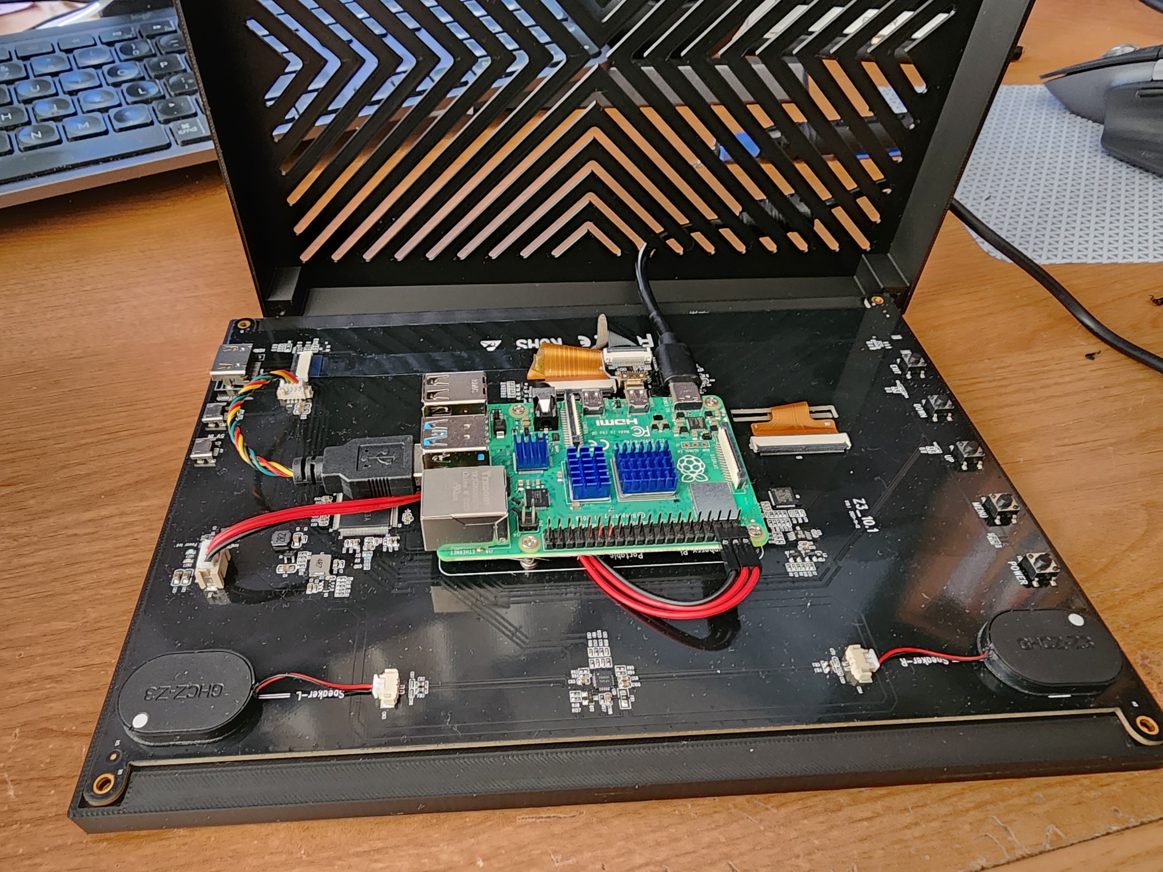 Touchscreen case for 10.1" Pi console — miniatura 2