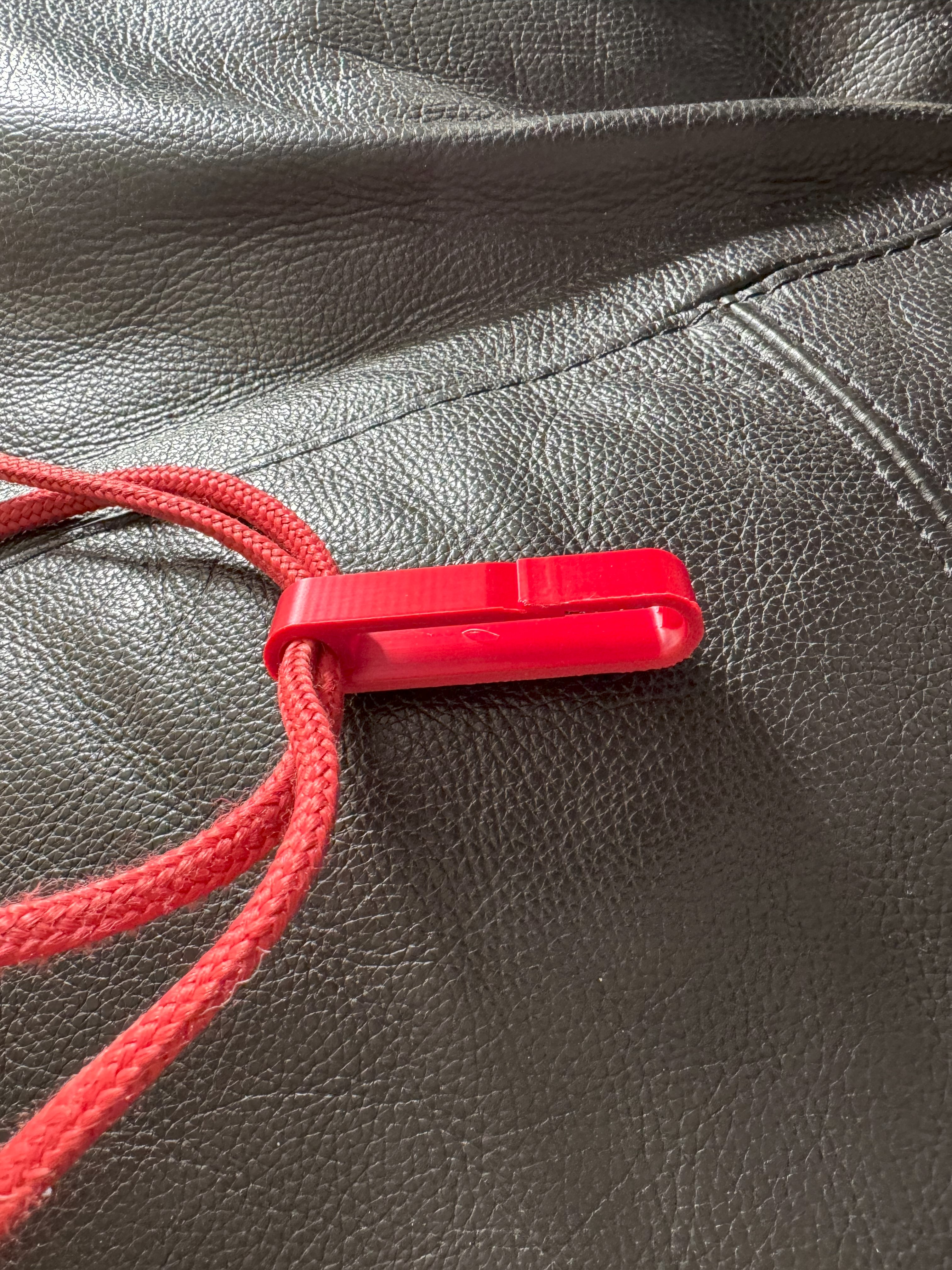 Miniatura 2 do modelo 3D Clip for backpacks with strings