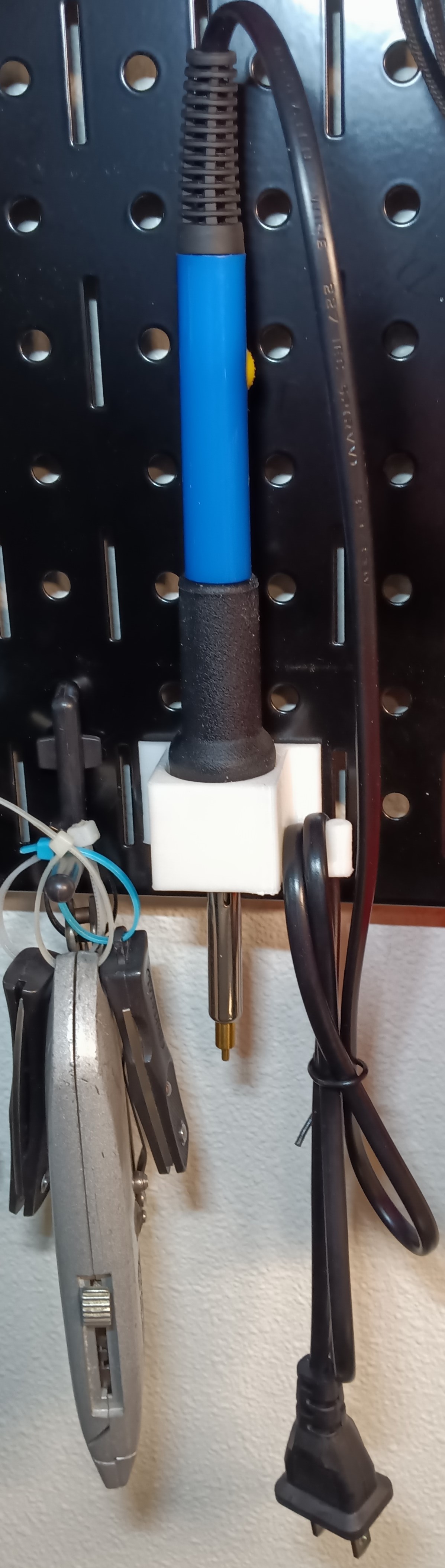 Pegboard Hanger Soldering Iron von Ethan Emel Kostenloses STL