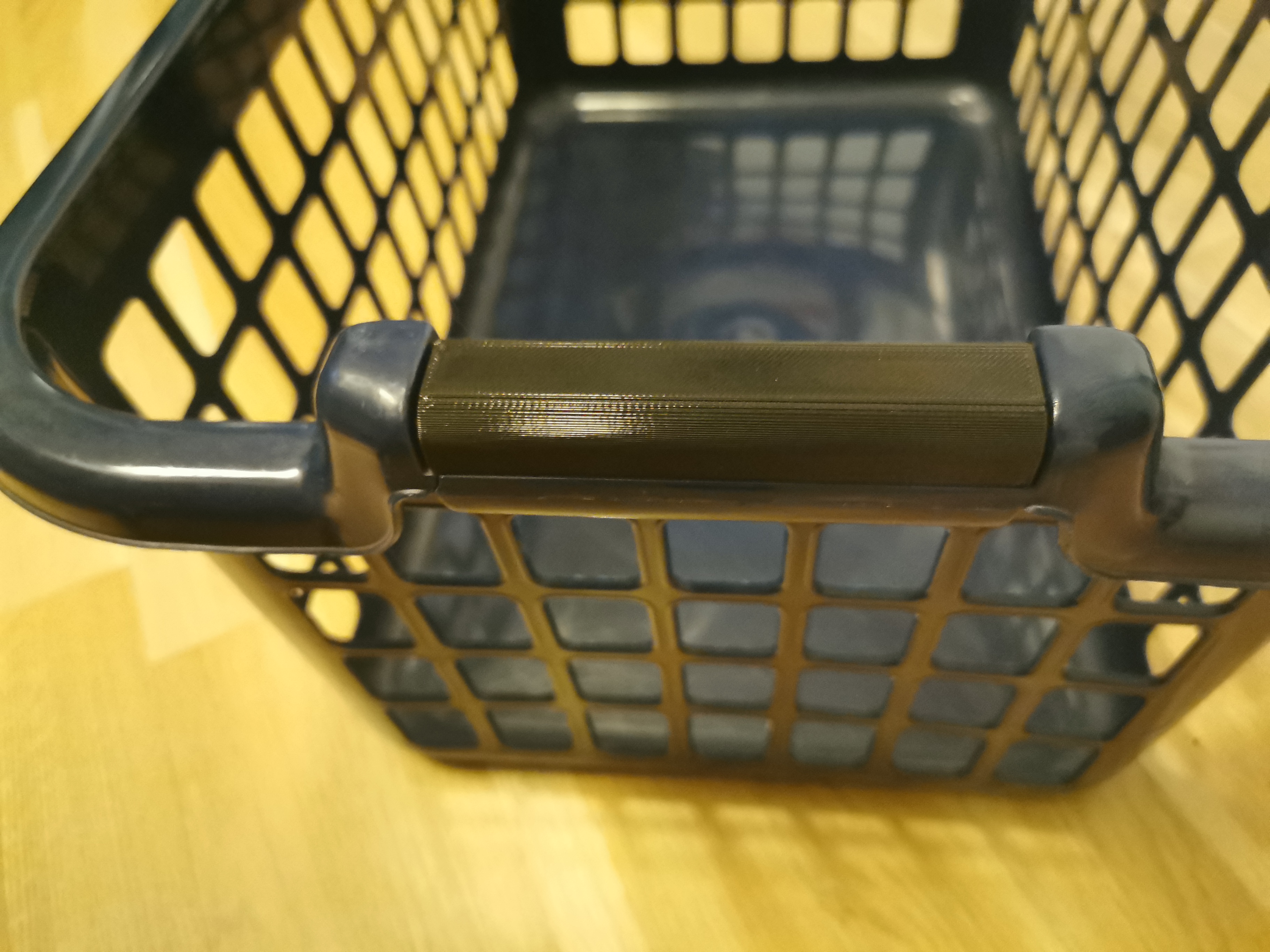 Replacement handle for laundry basket