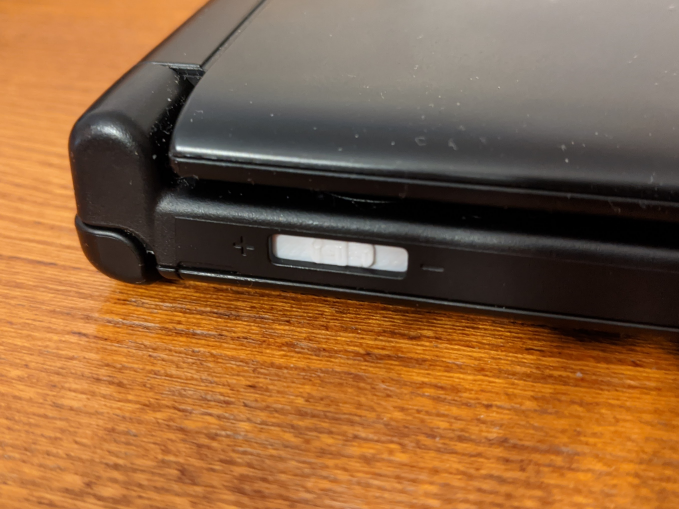 Low profile 3DS XL volume control