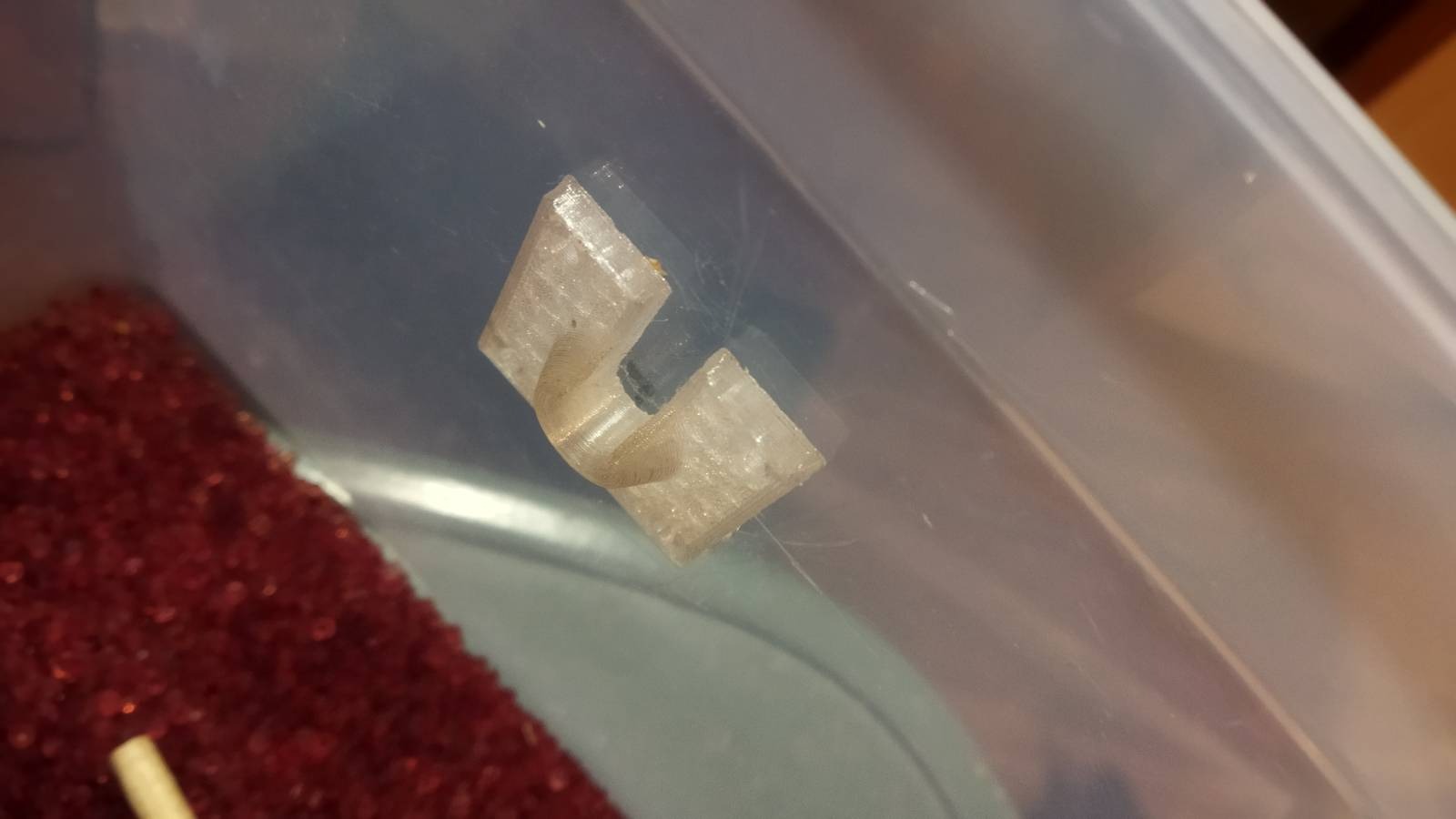 Parametrizable mounting bracket for spool rod in filament dry box