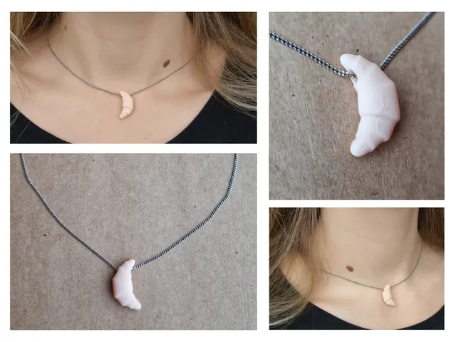 Croissant pendant