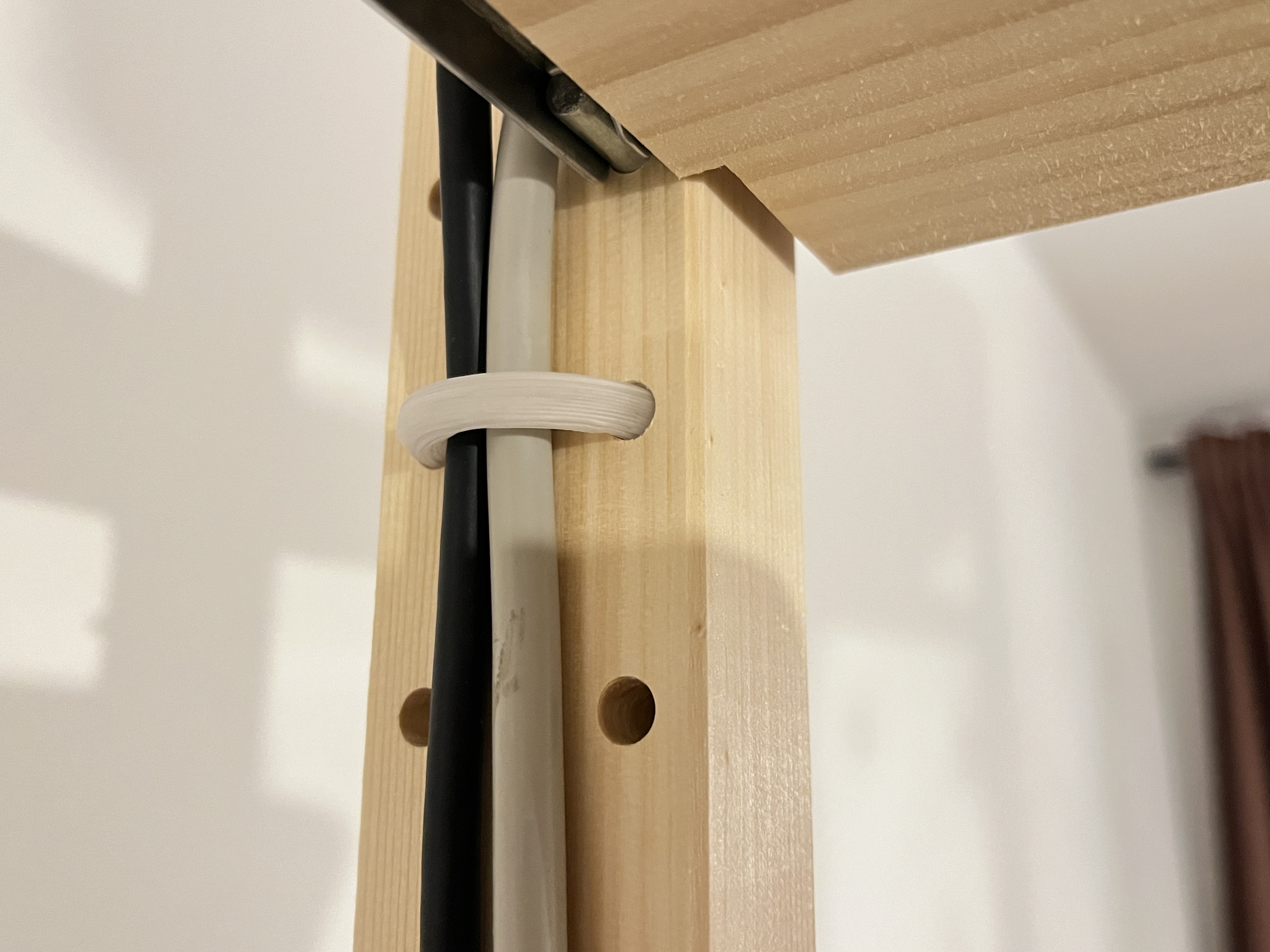 Minimal Parametric Ivar Cable Holder