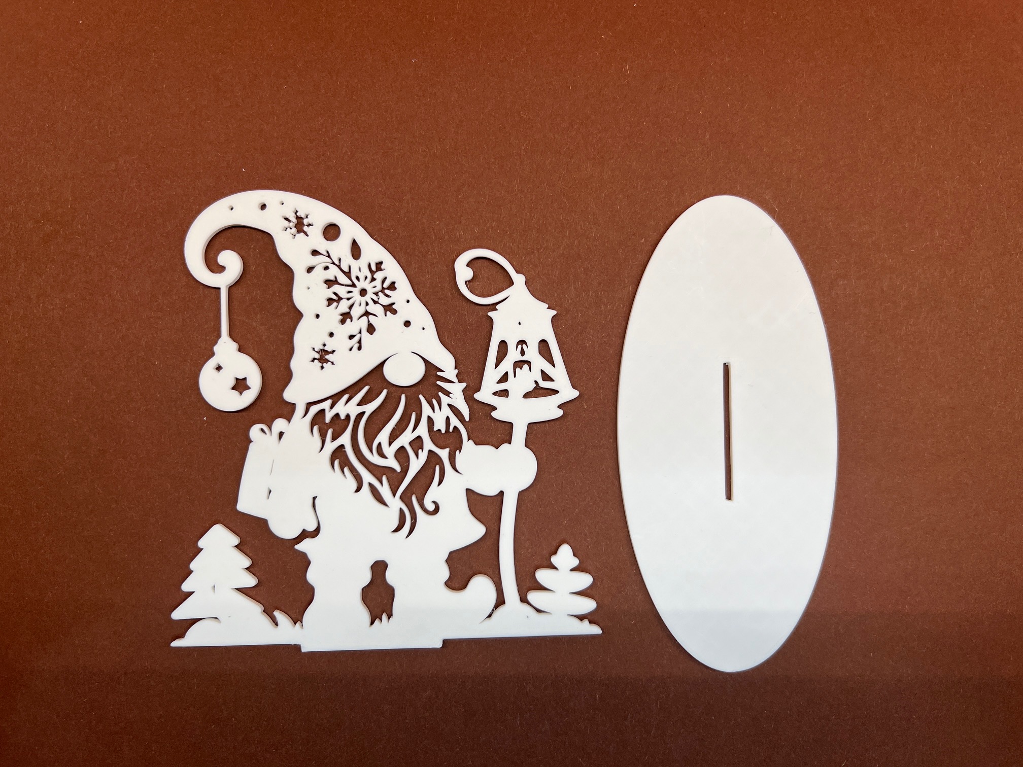 Weihnachtsgnom mit Laterne