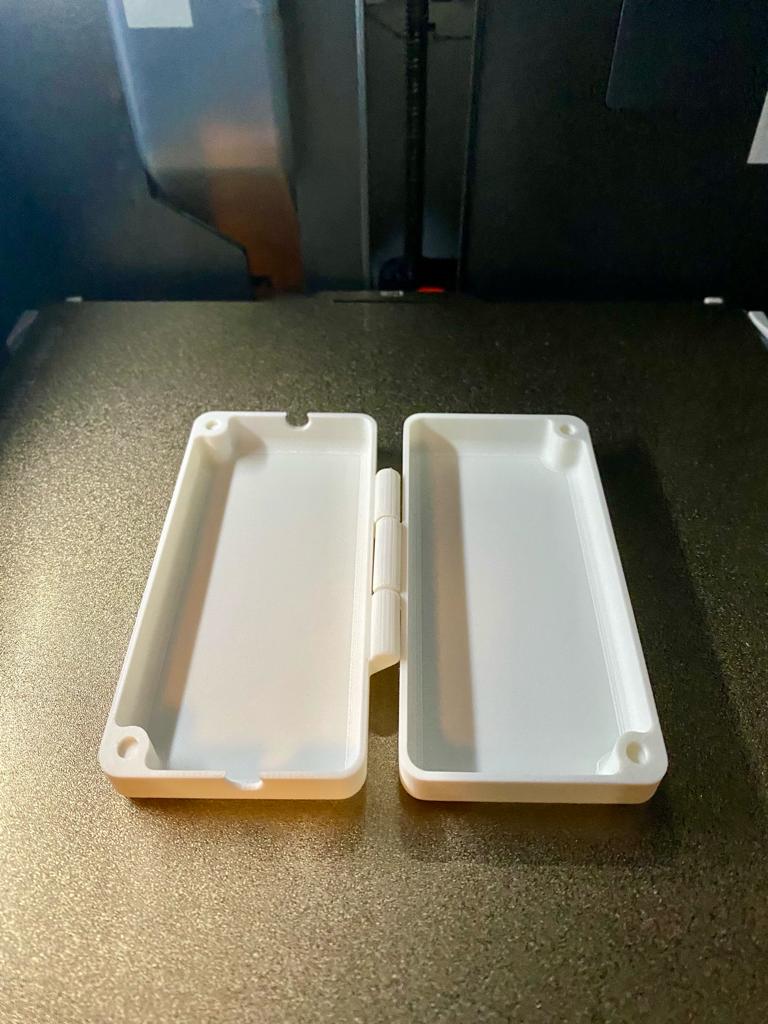 Caja para guardar enchufes. Plug storage box.