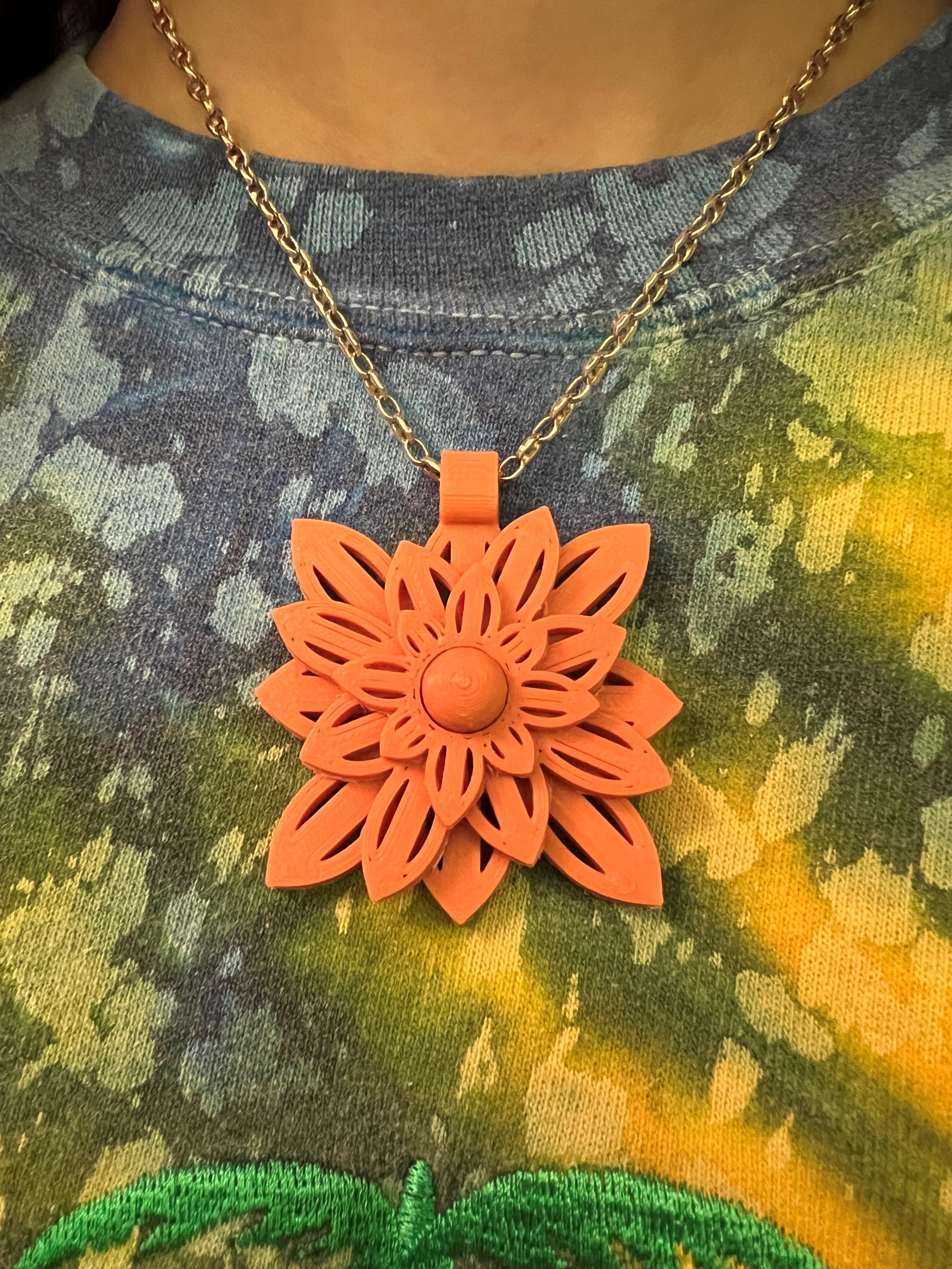 Customizable and Spinnable Flower Pendant