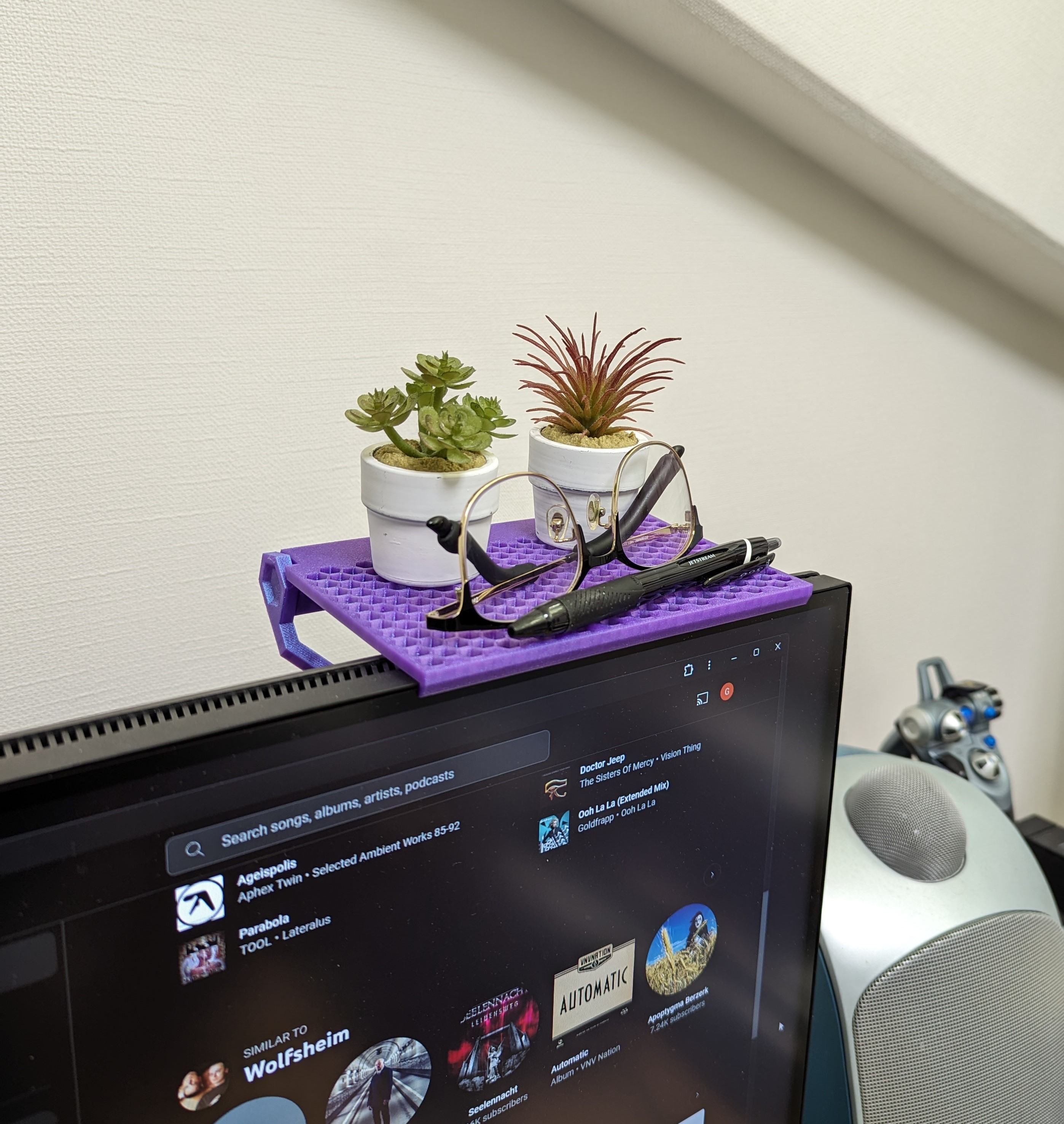 Adjustable Monitor Shelf Fits Any Display Curved Back Thin Bezel 