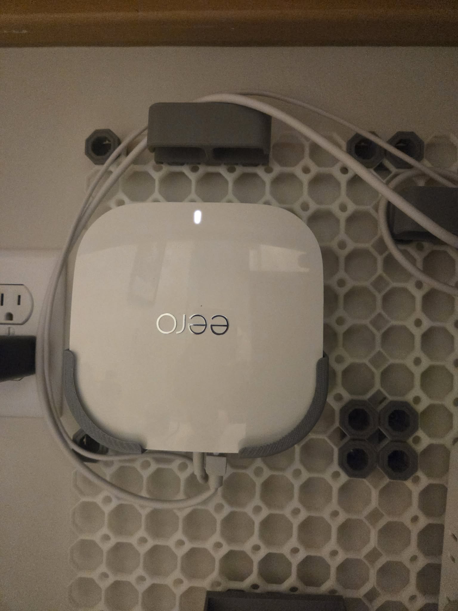 Holder for Eero 6E on Multiboard (Multibuild) Grid