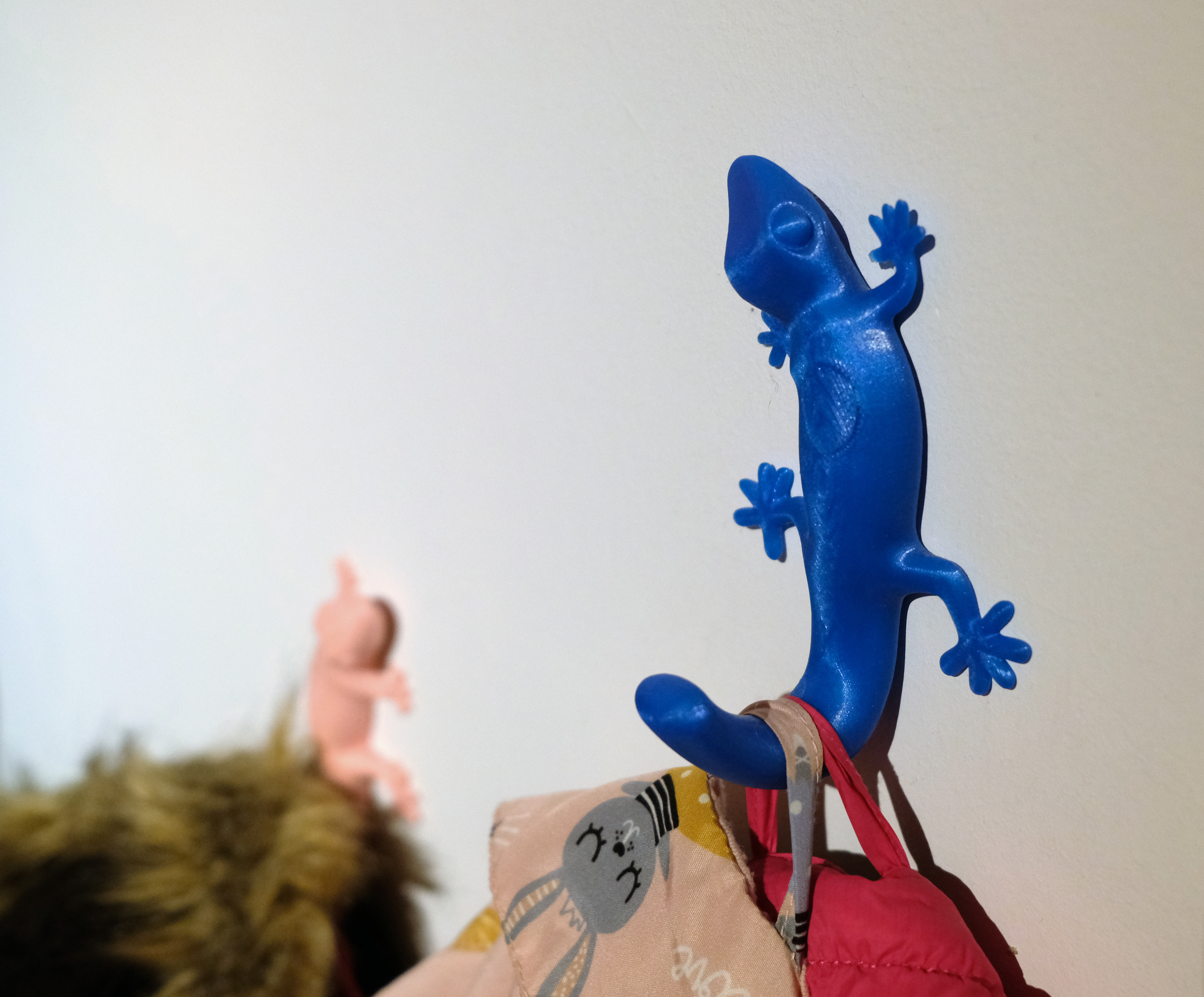 Gecko hanger with hidden screw