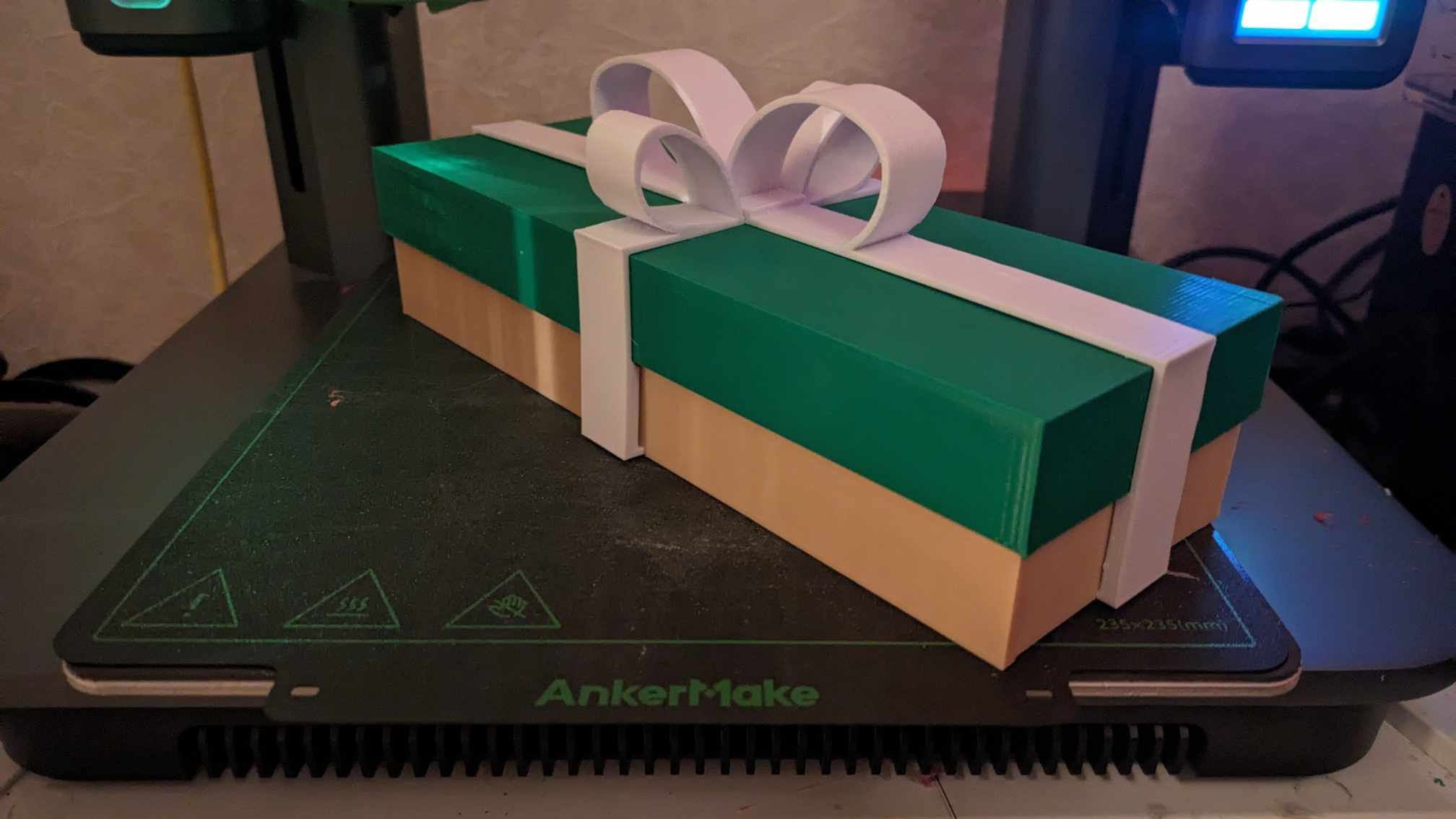 Miniatura 2 do modelo 3D Gift box with bow