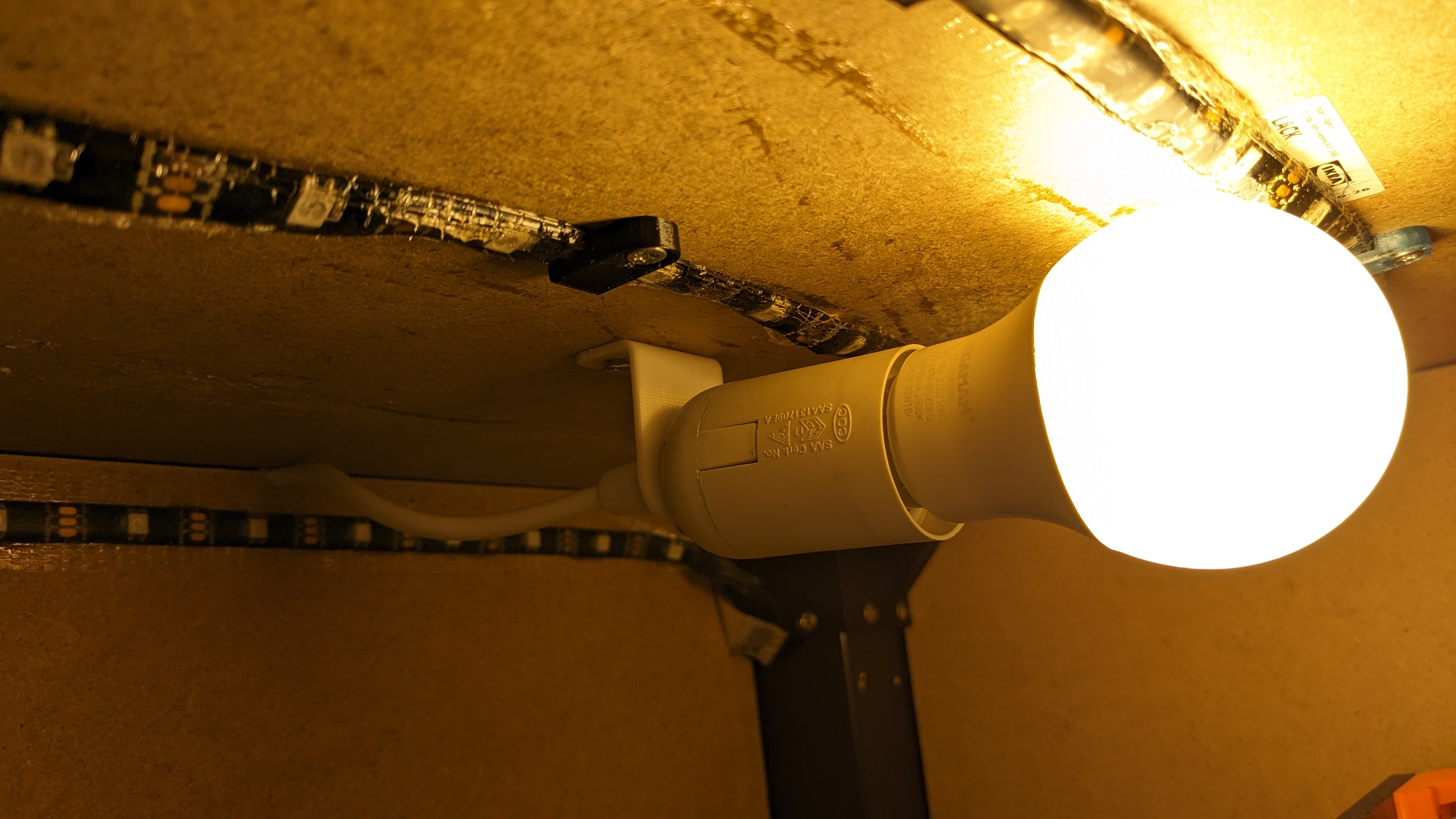 Mounting bracket for E27 lamp socket by Sebastian Download free STL