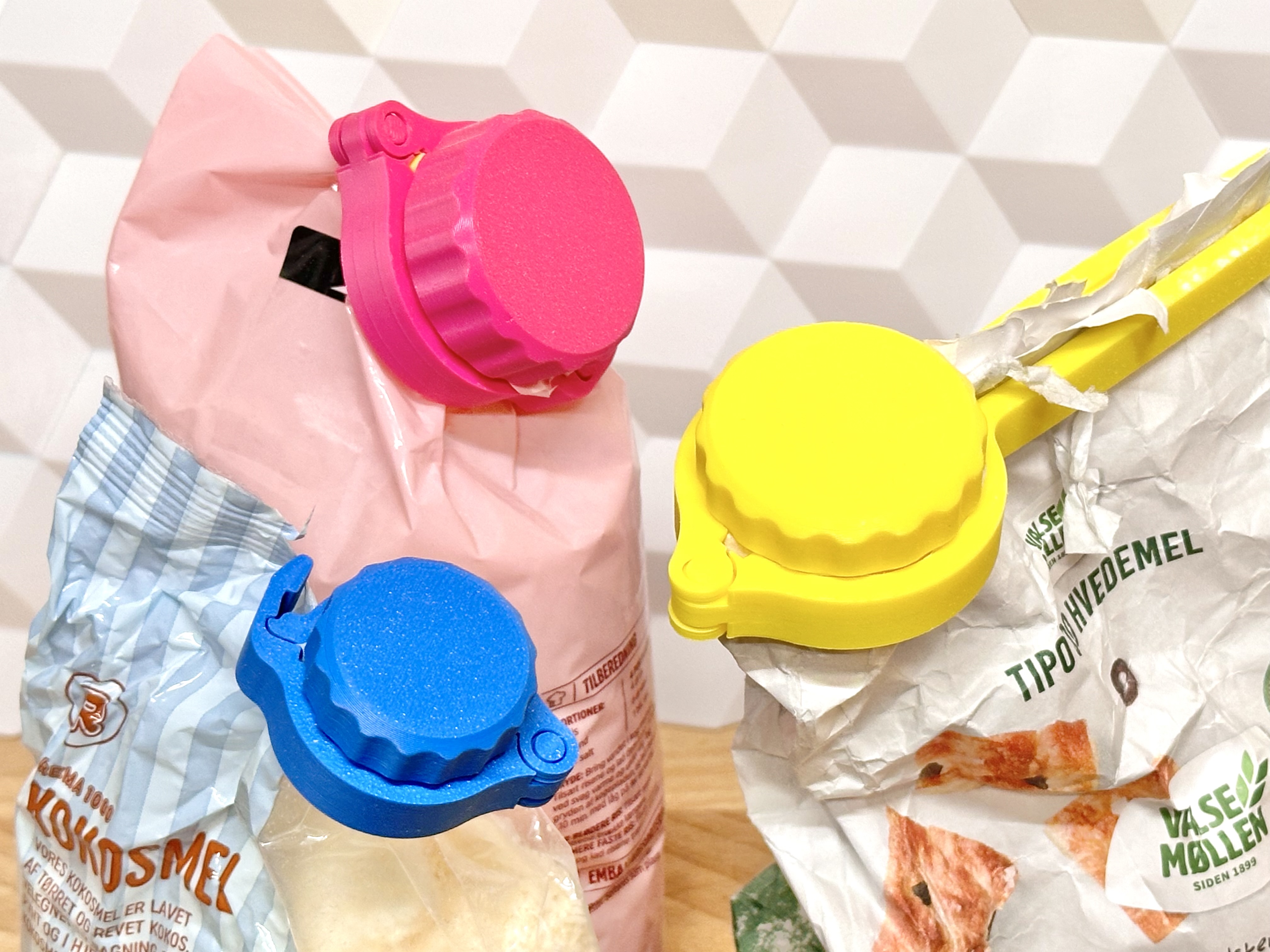 Ultimate Bag Clip (with Lid - easy access!) by GlennovitS 3D | Download ...