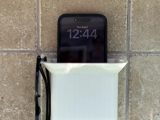 Poolside Phone Caddy — foto autora