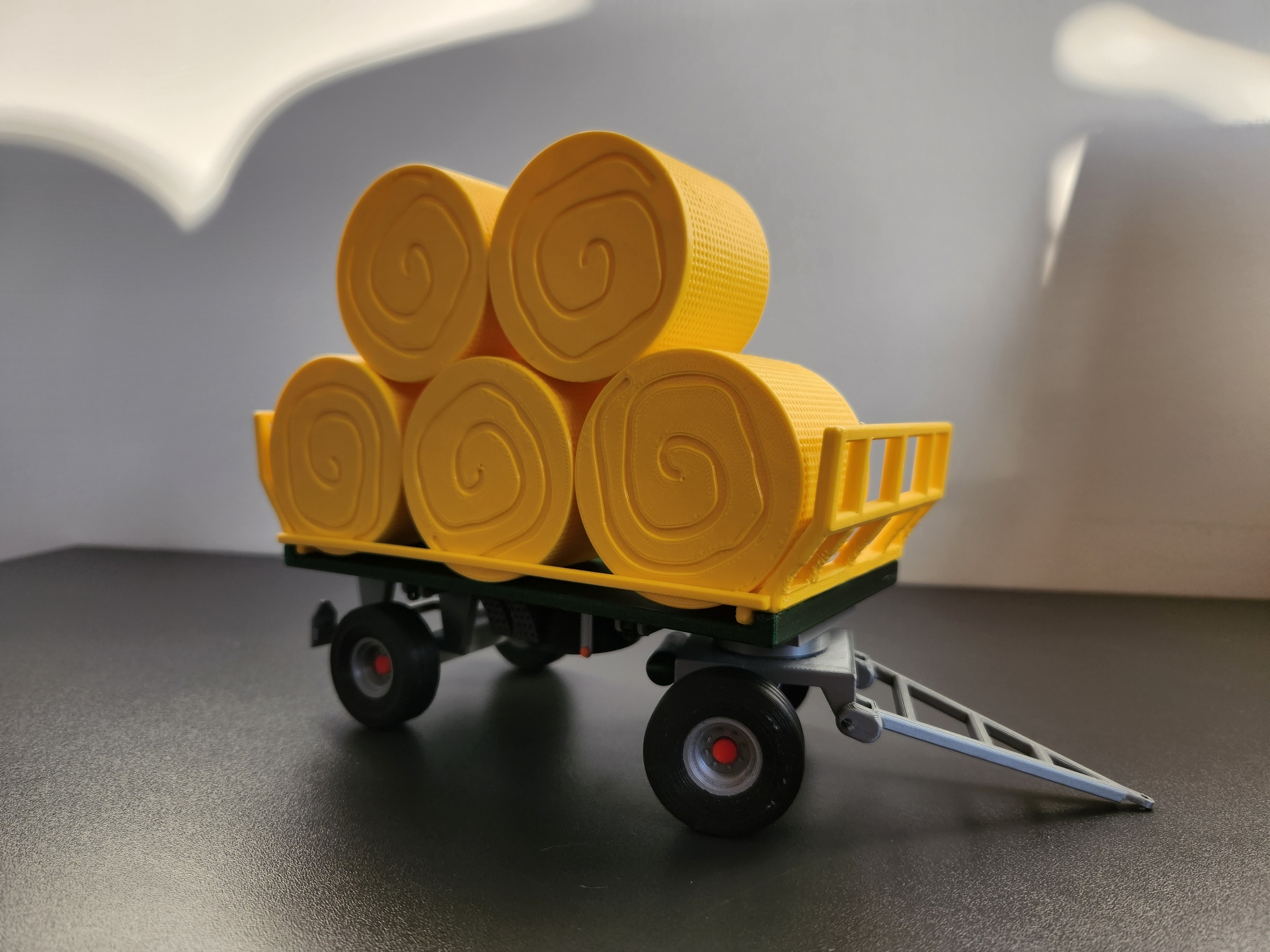 vlek 9t s nástavbou na kulaté balíky s balíky/9t trailer with superstructure for round bales with bales