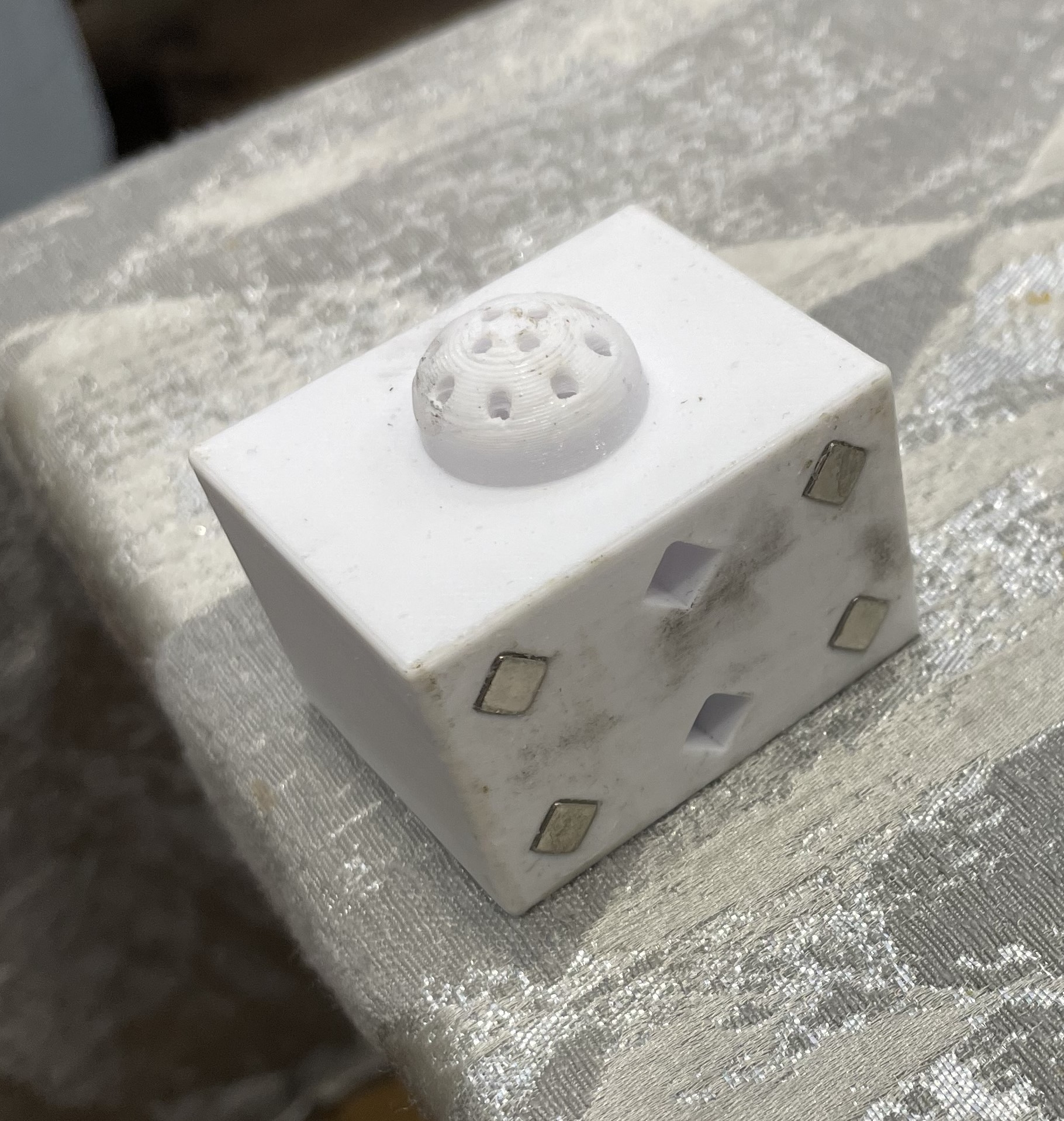 Magnetic Salt Shaker - TIMESAVER - Keep under any table even wood - Minimalistic design