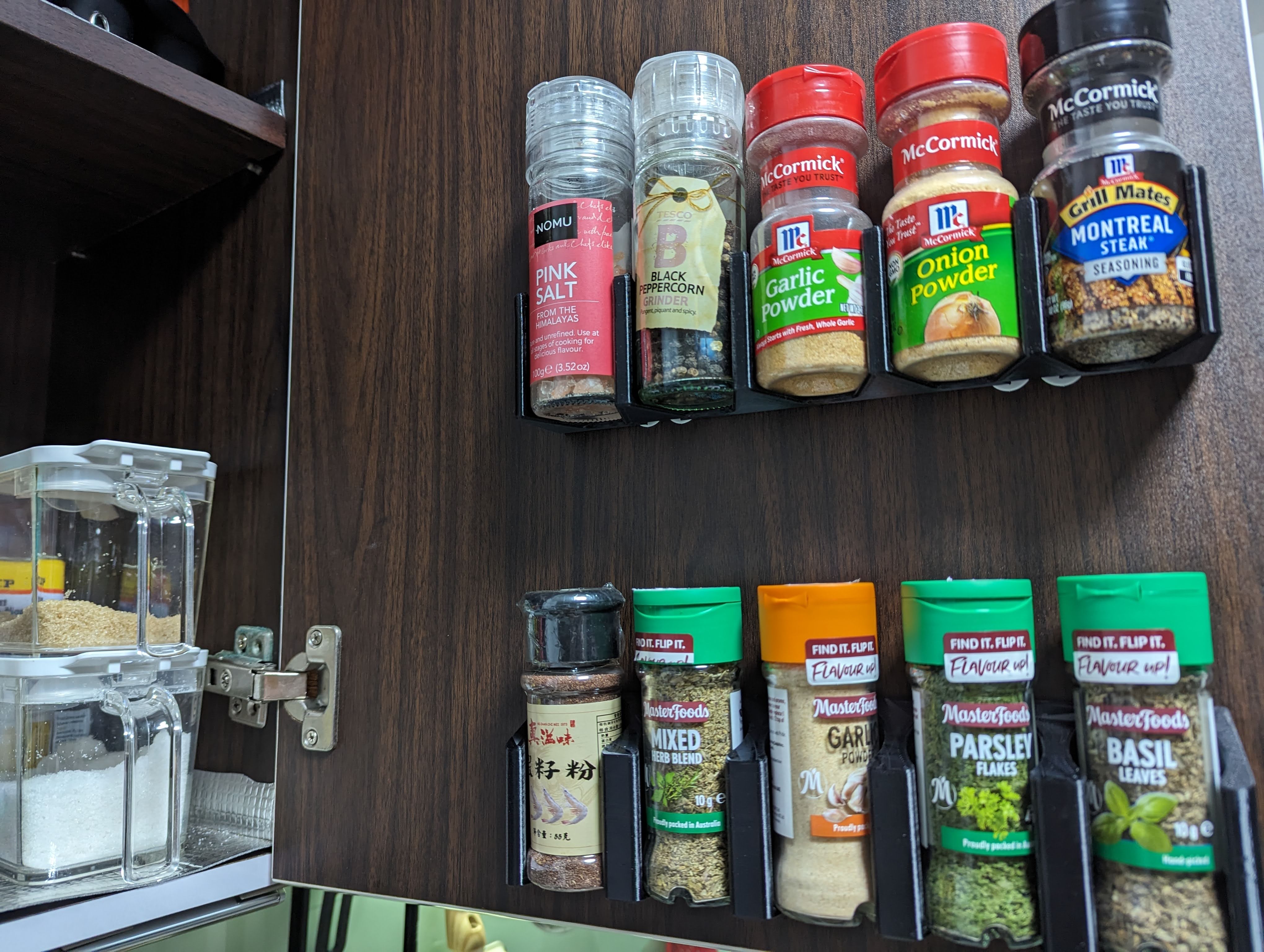 Command strip spice outlet rack