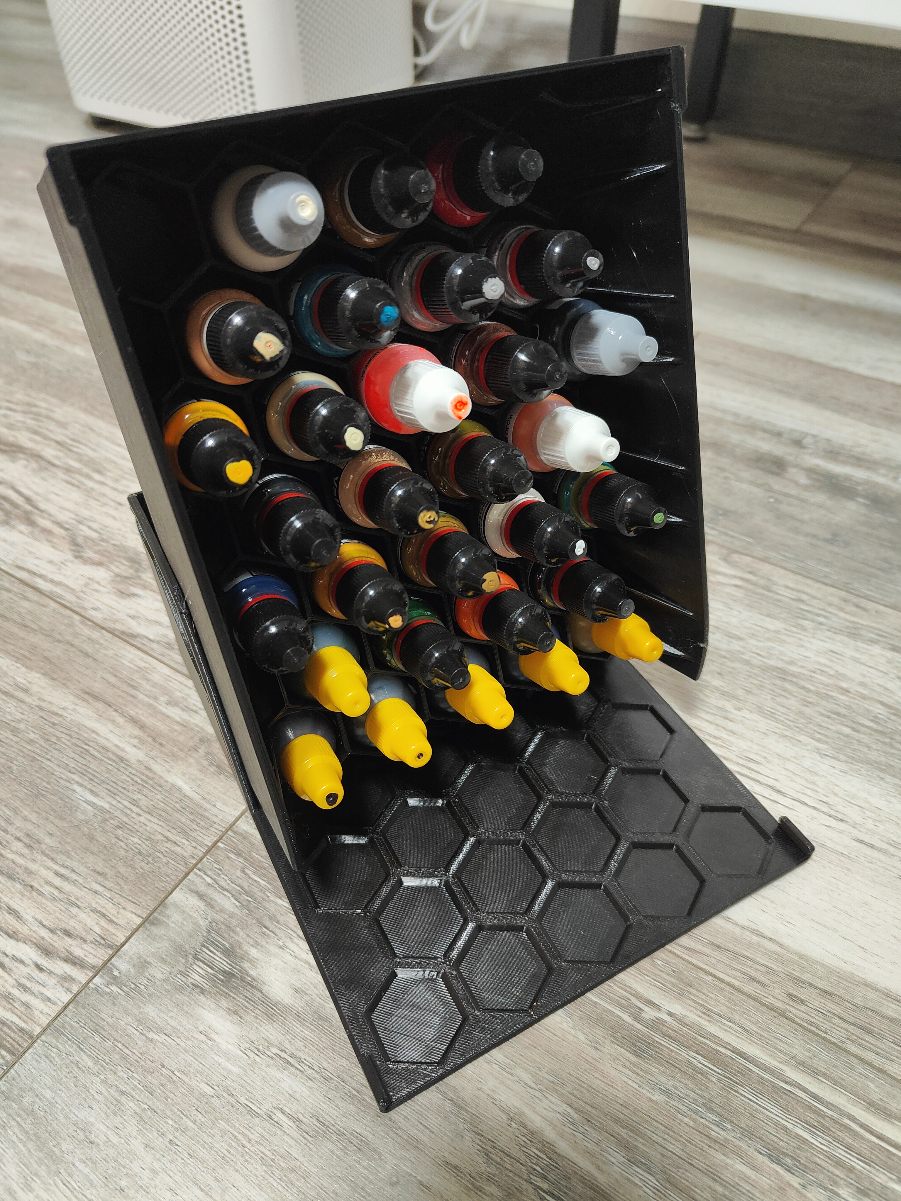 Case stand for paints