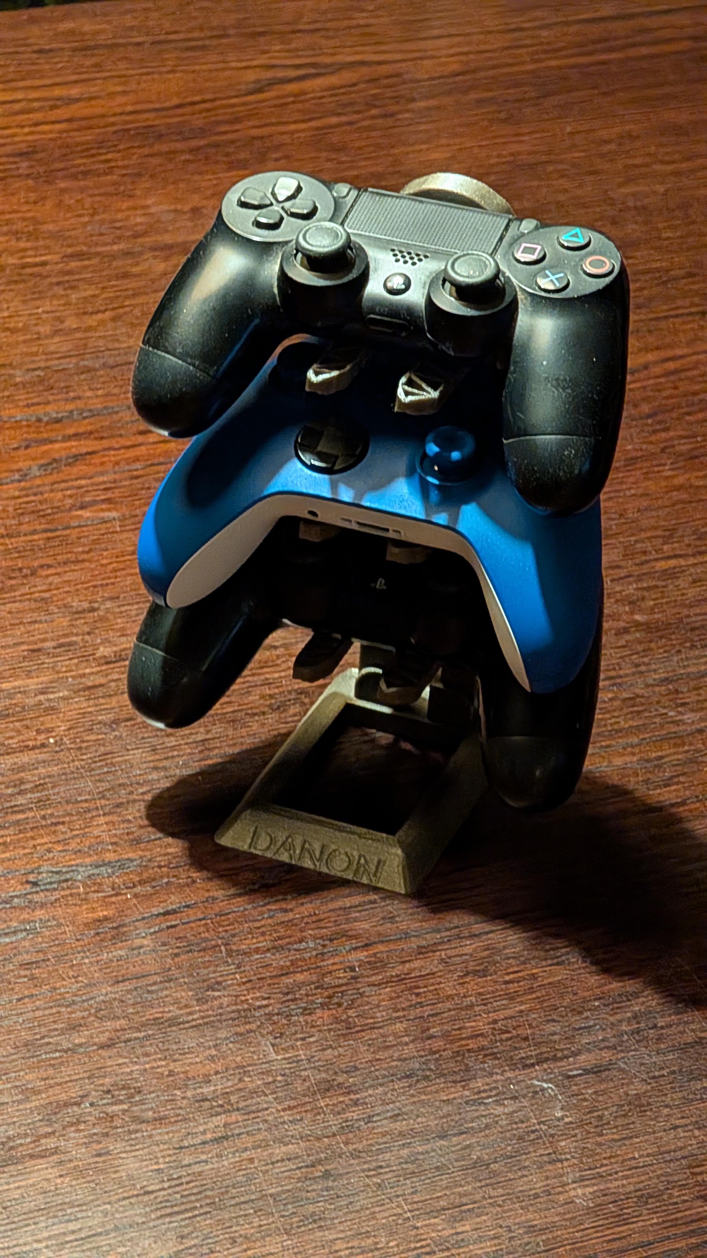 Miniatura 3 do modelo 3D Multi Controller stand