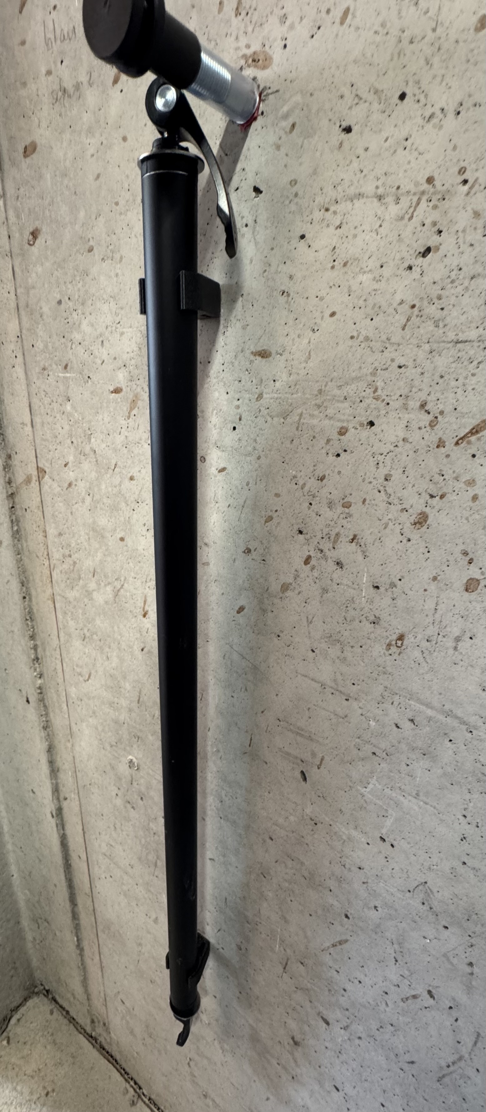 Clamp for mounting the Hinterher tensioning tube for folding box light