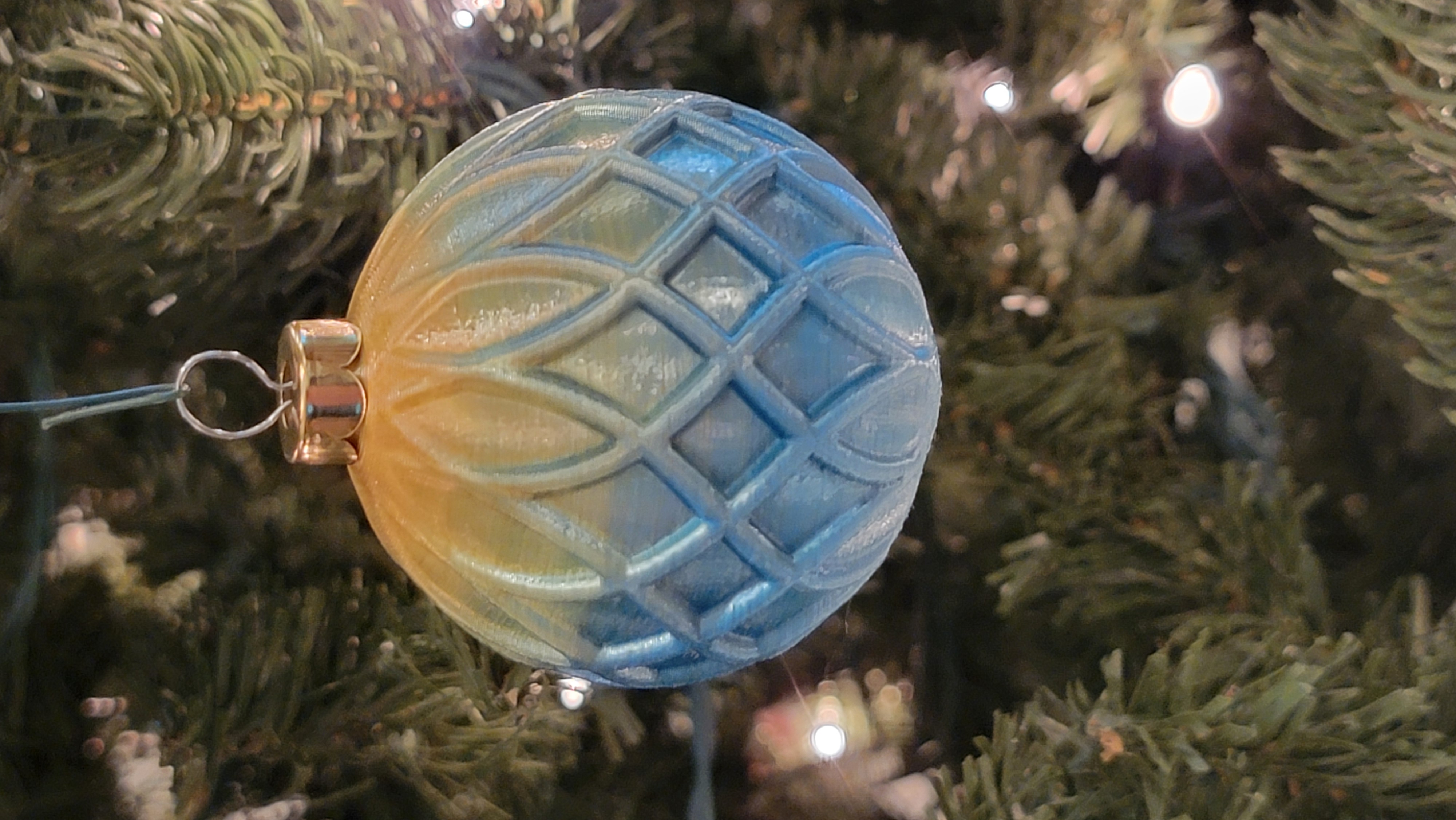 Criss Crossy Xmas Ball