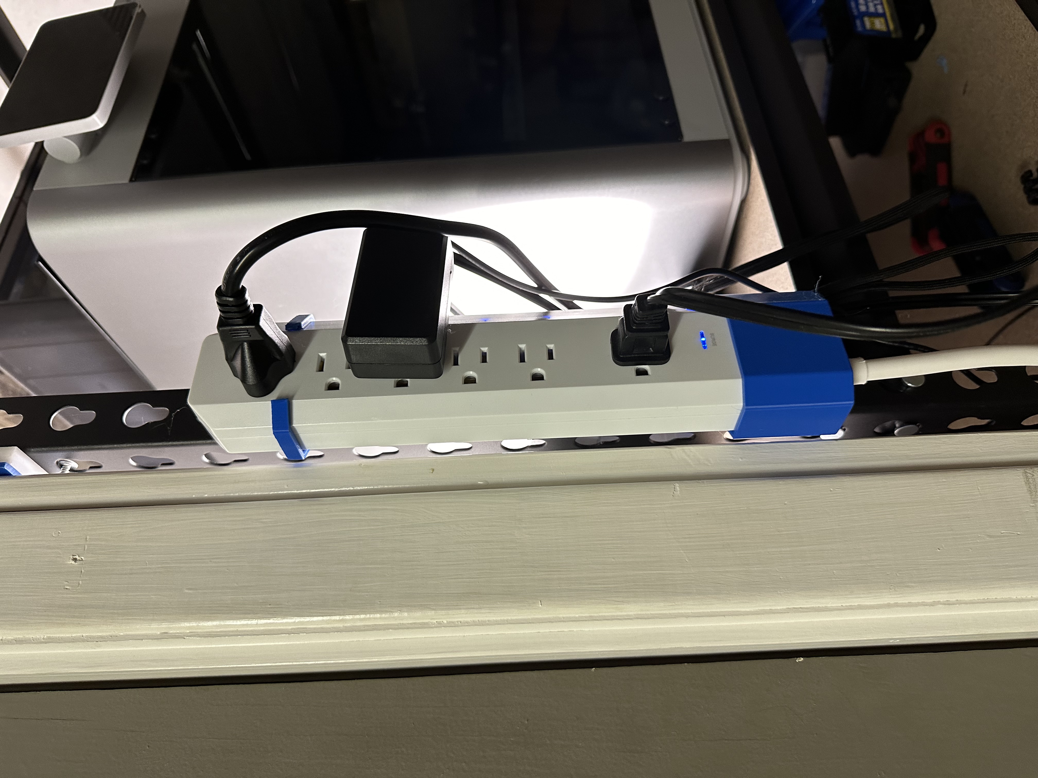 Geeni - Smart Powerbar Holder for tear drop slotted shelves.