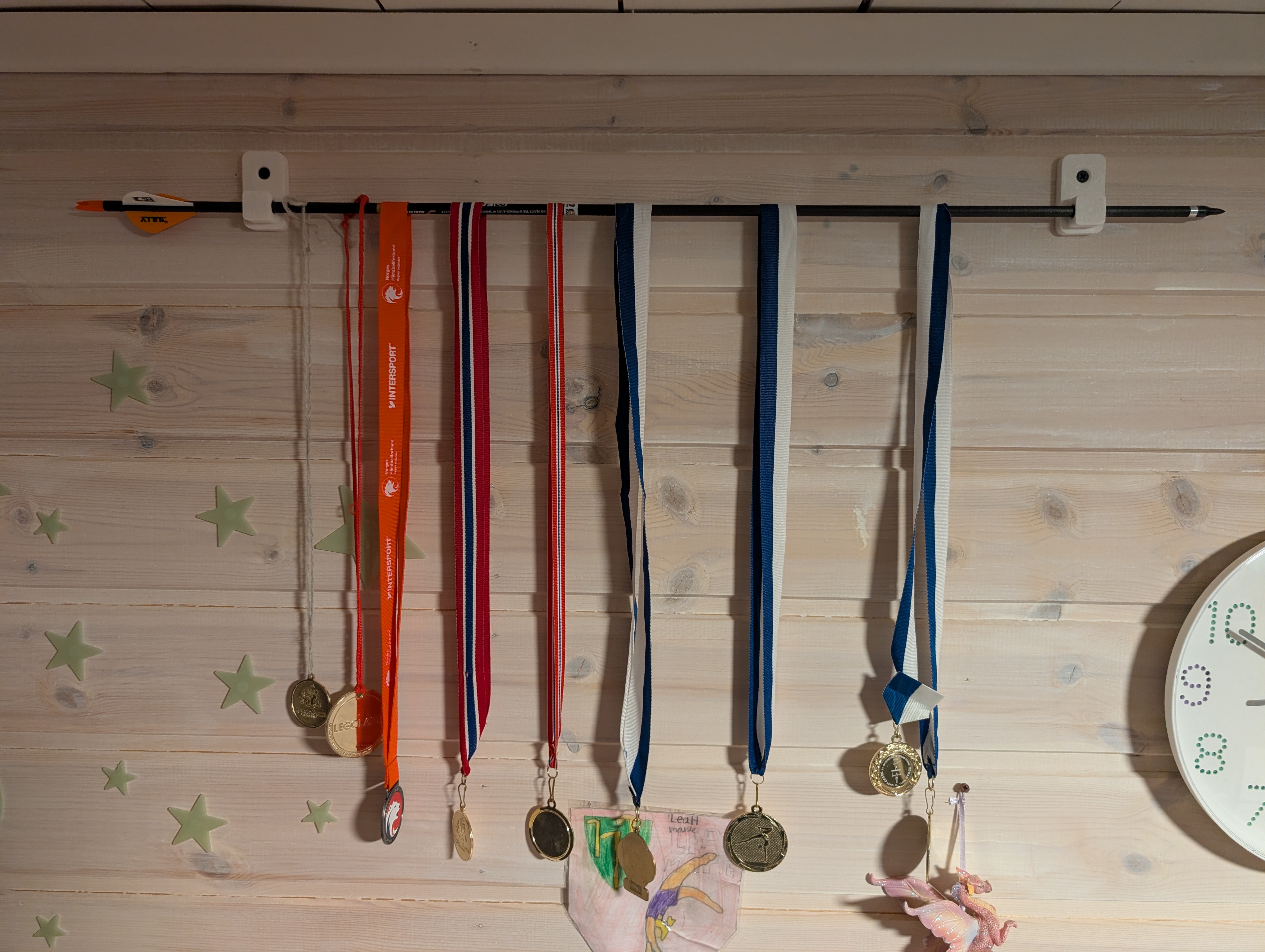 Arrow medal hanger