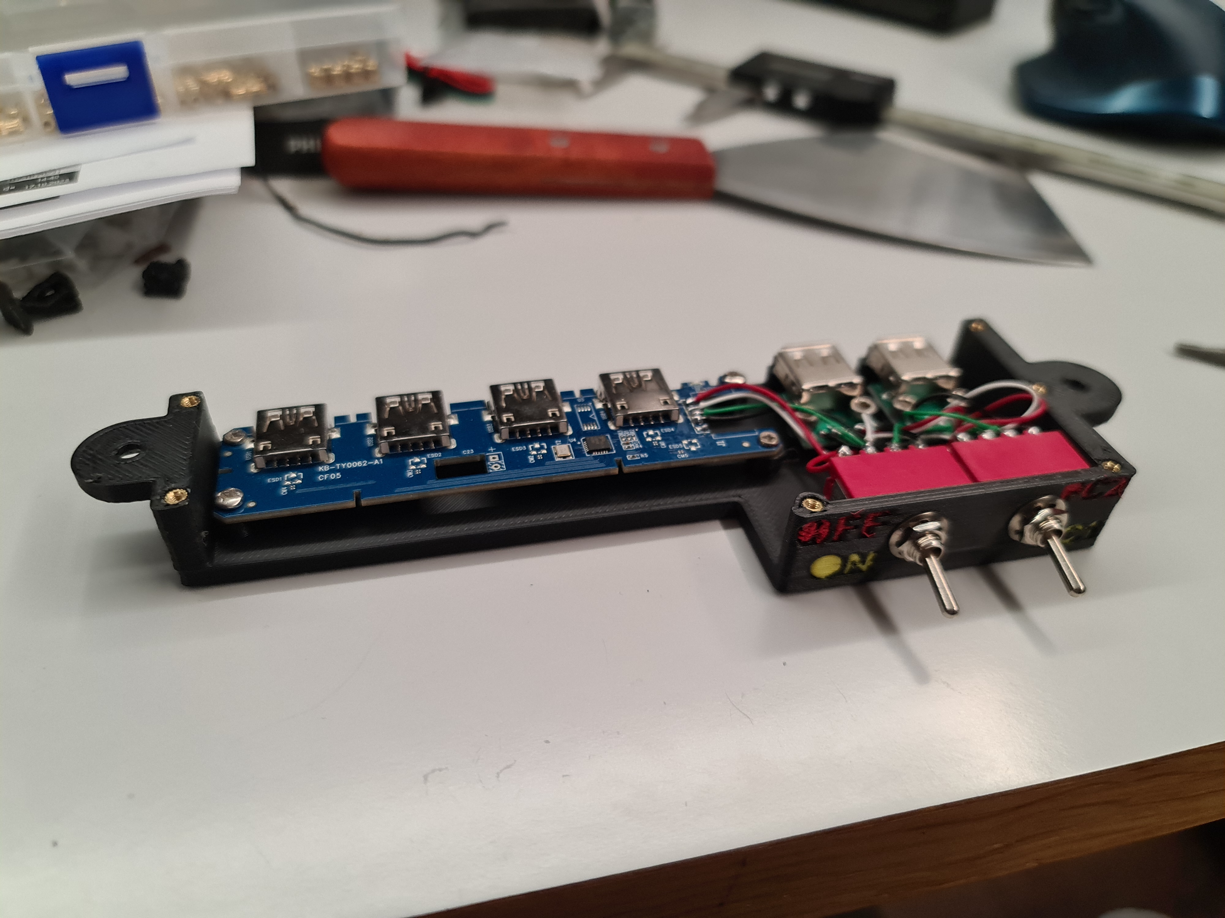 Mechanical/electrical USB Switch