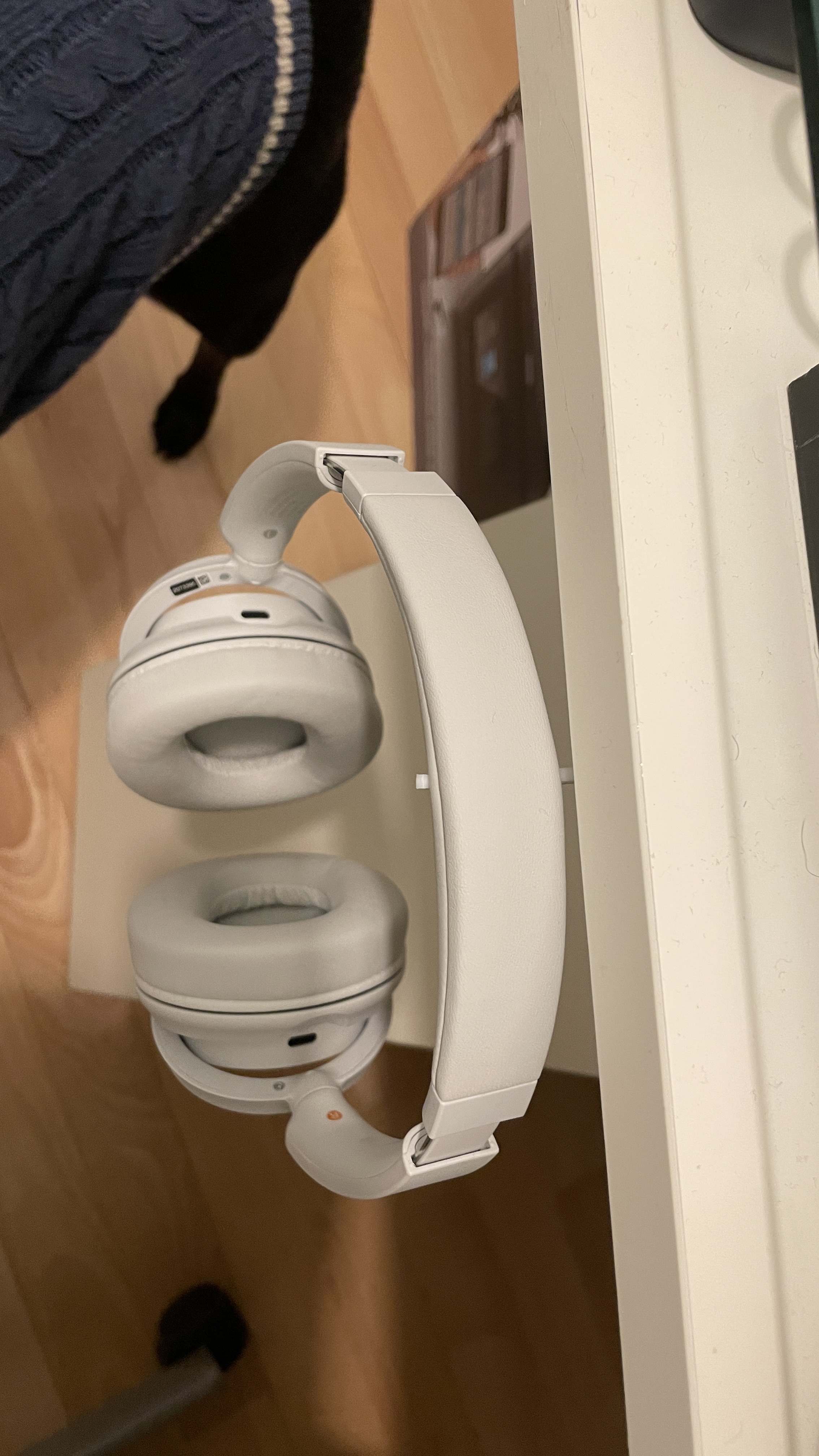 Brave Headphone Stand