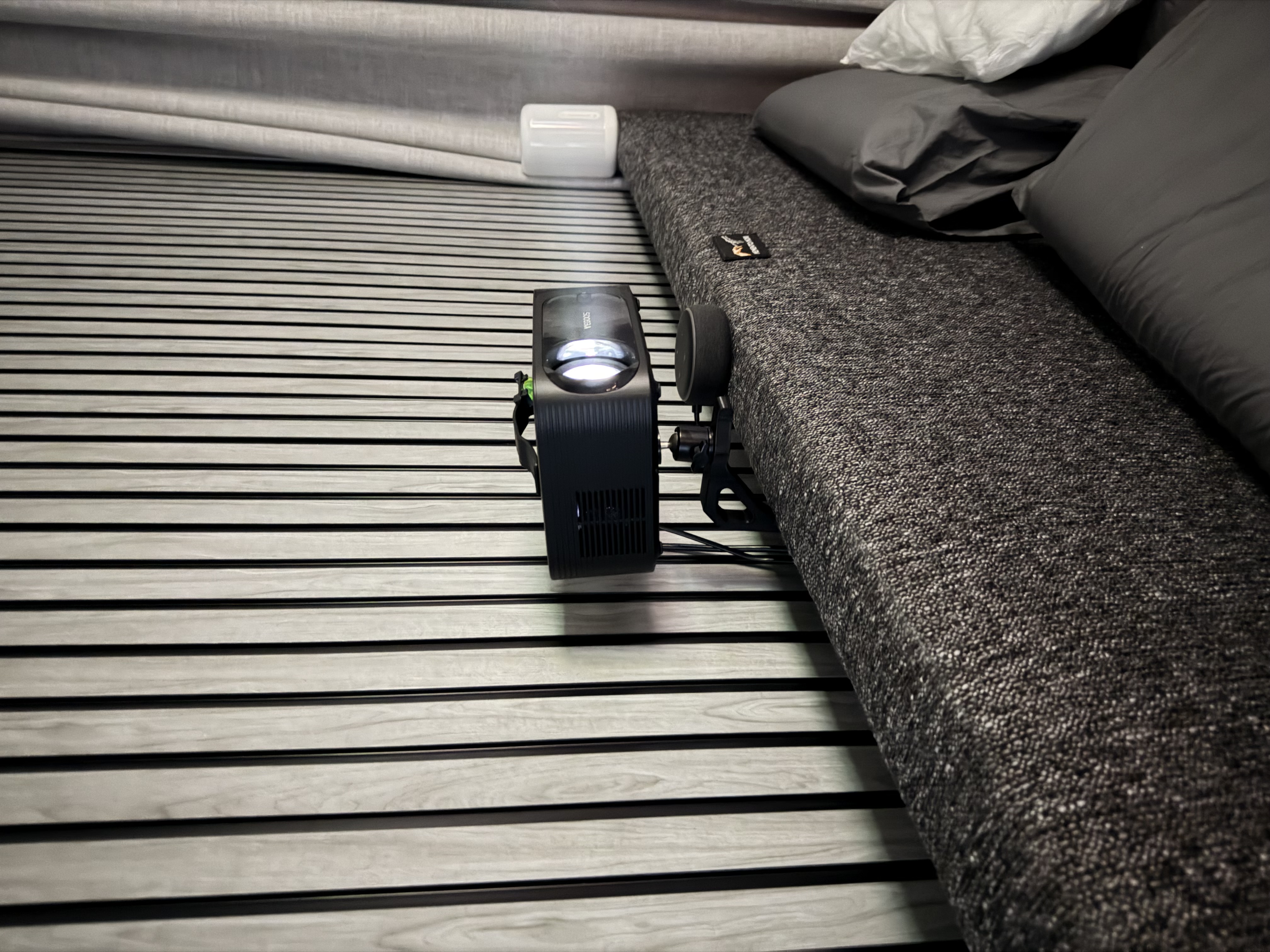 YG381 Projector Bedframe Mount