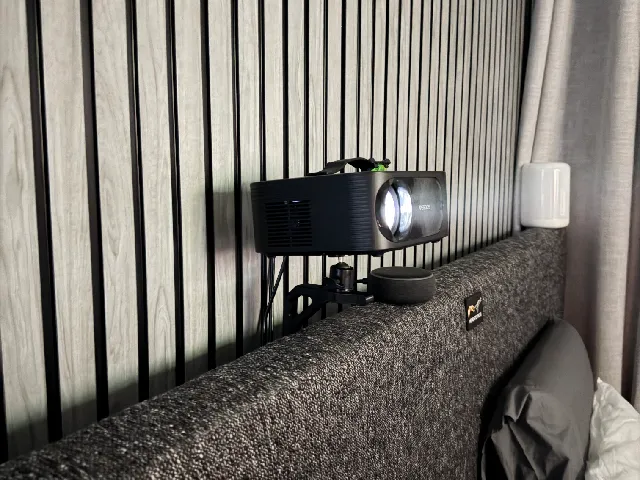 YG381 Projector Bedframe Mount