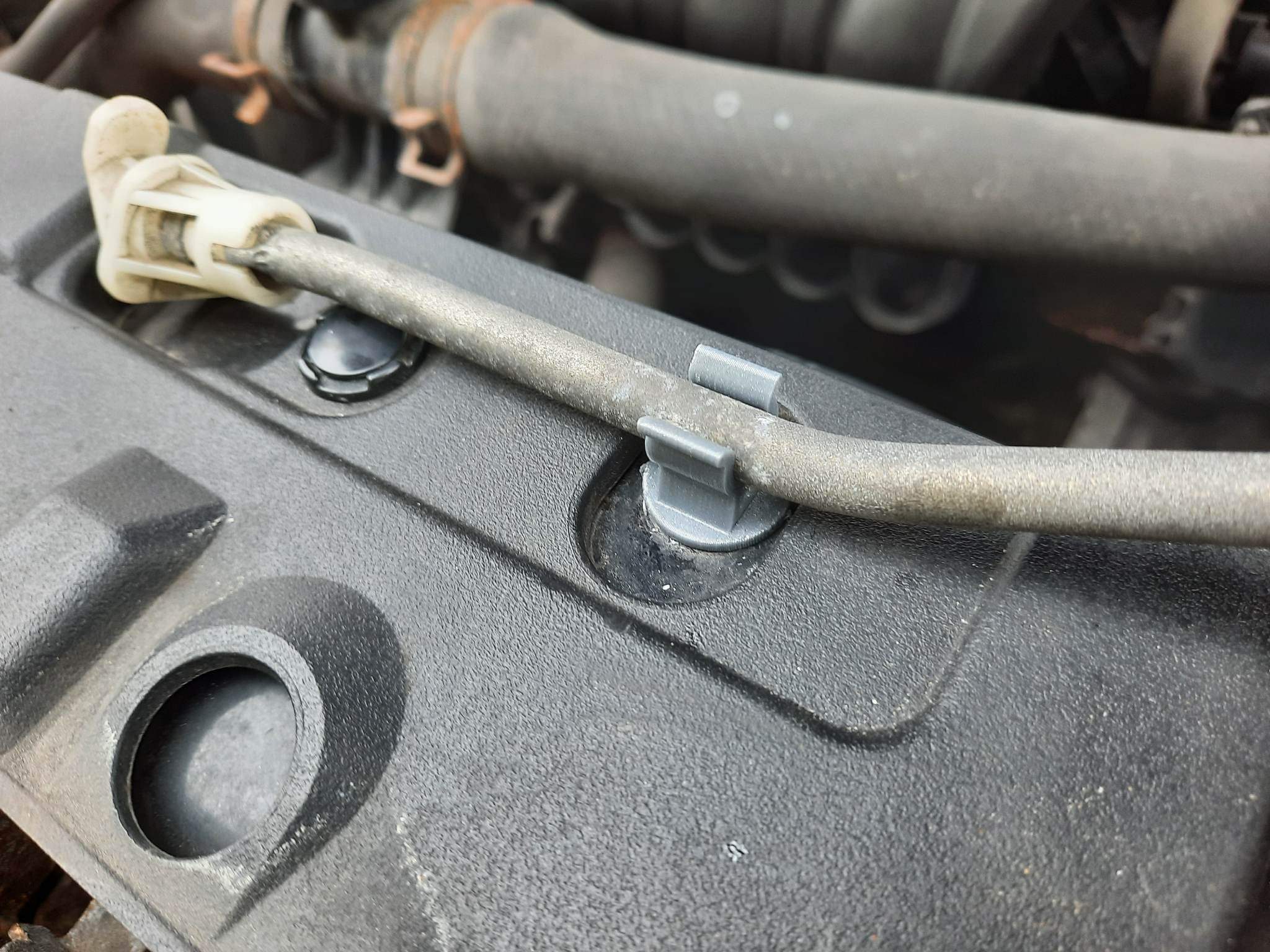 Mitsubishi Lancer 8. Generation (CY0) hood prop rod clip