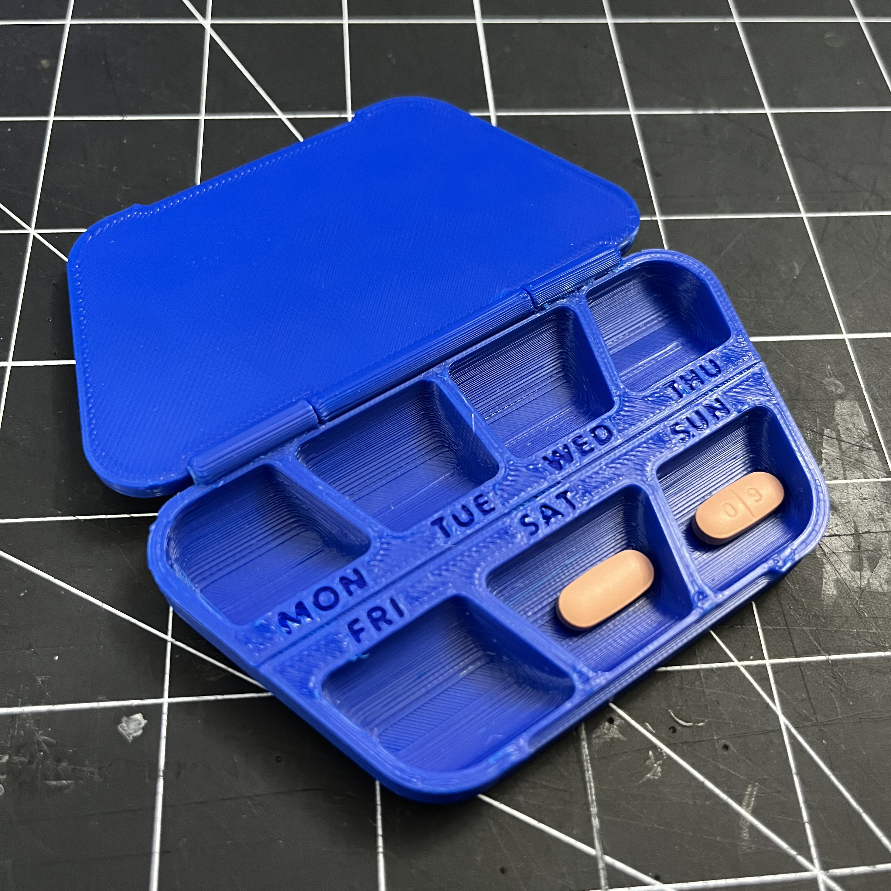 compact-magnetic-weekly-pill-box-by-alexberkowitz-download-free-stl