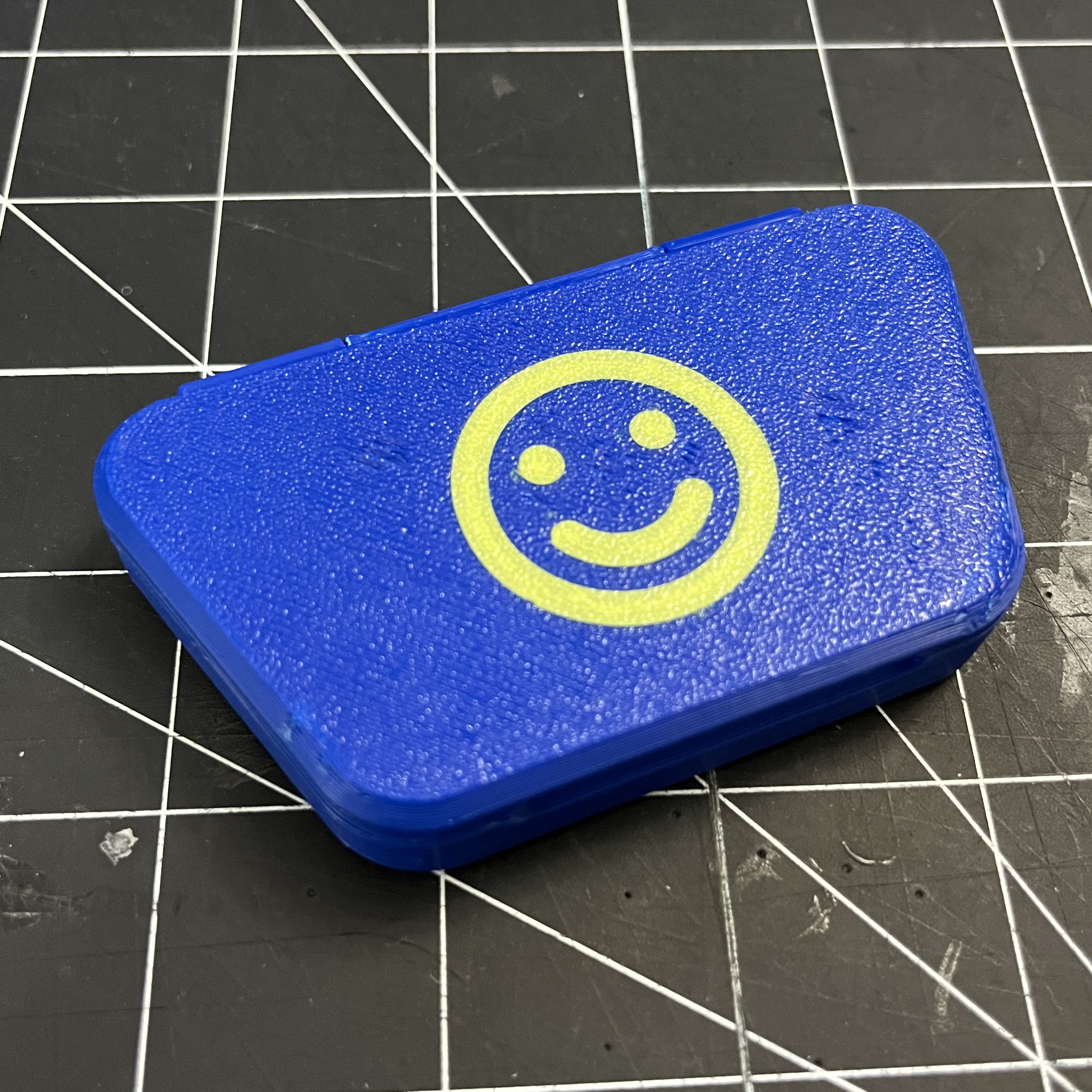compact-magnetic-weekly-pill-box-by-alexberkowitz-download-free-stl