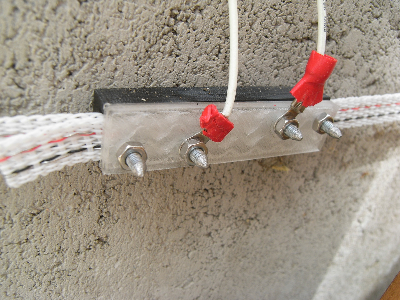Electric slug fence connection piece