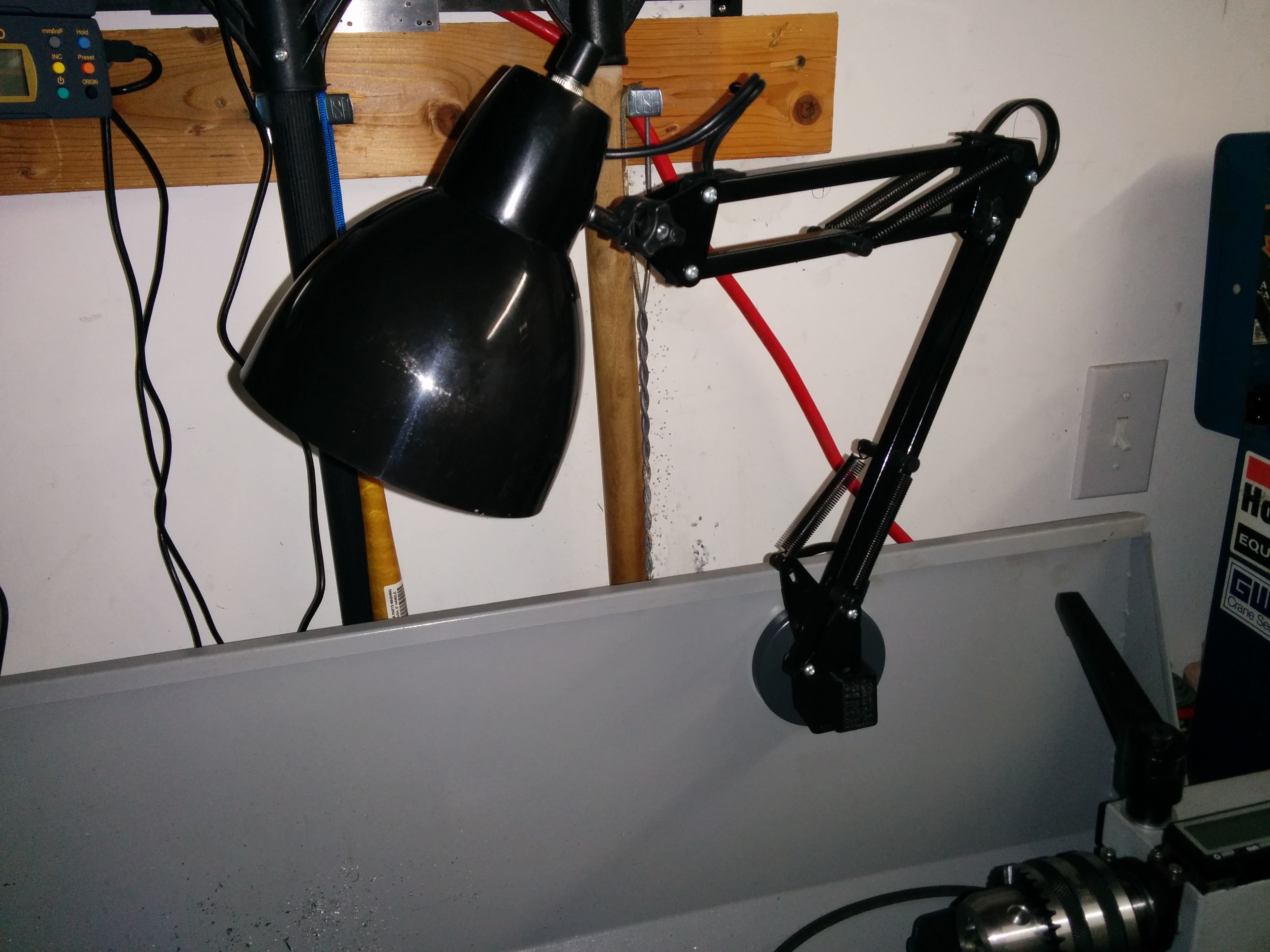 Magnetic lamp holder adapter