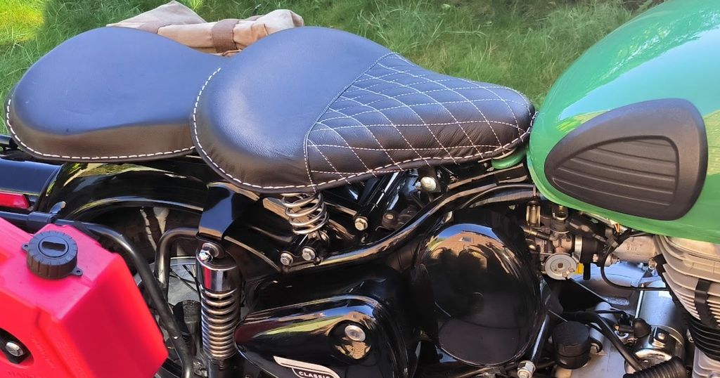 Royal enfield store classic 500 seat