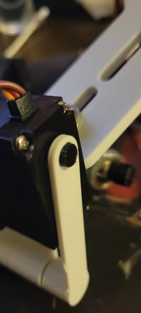 MG995R/MG996R and compatible servo motors lid with pseudo shaft.