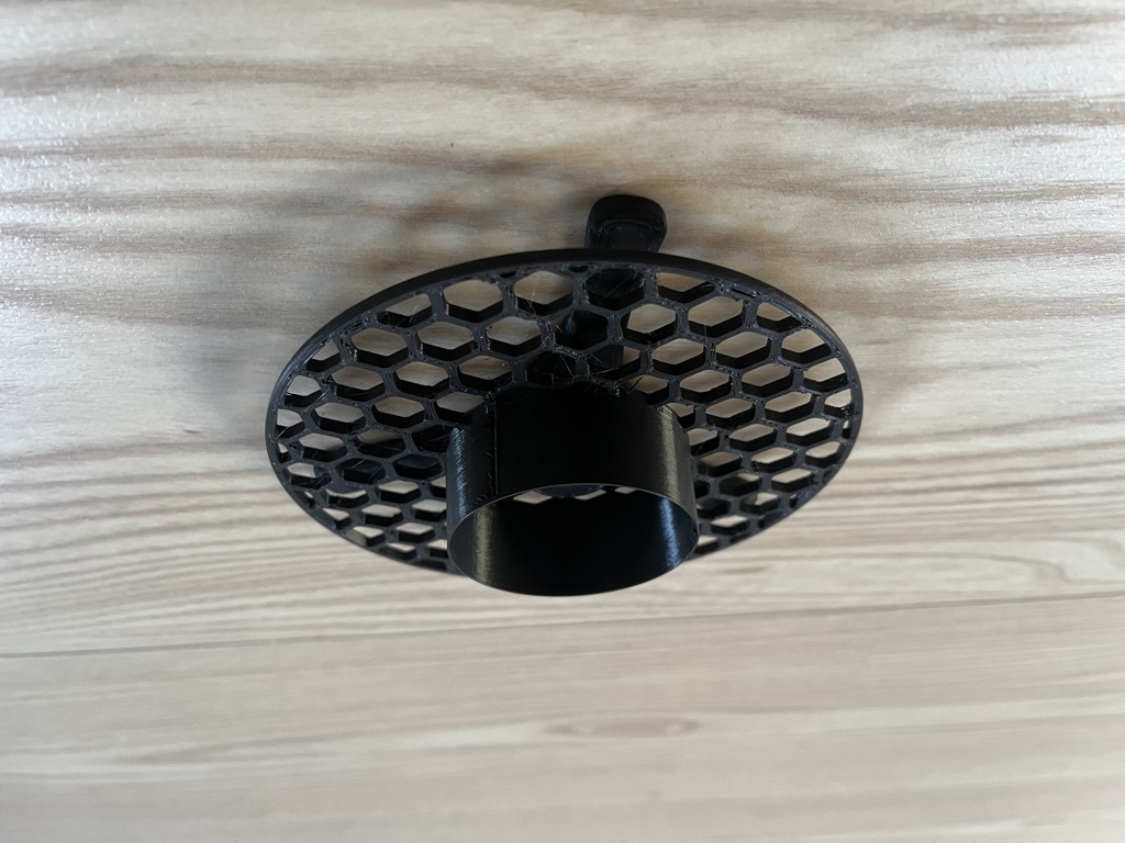 A self centering plate for light spools for the "Lazy Suzanne/turntable" spool holder