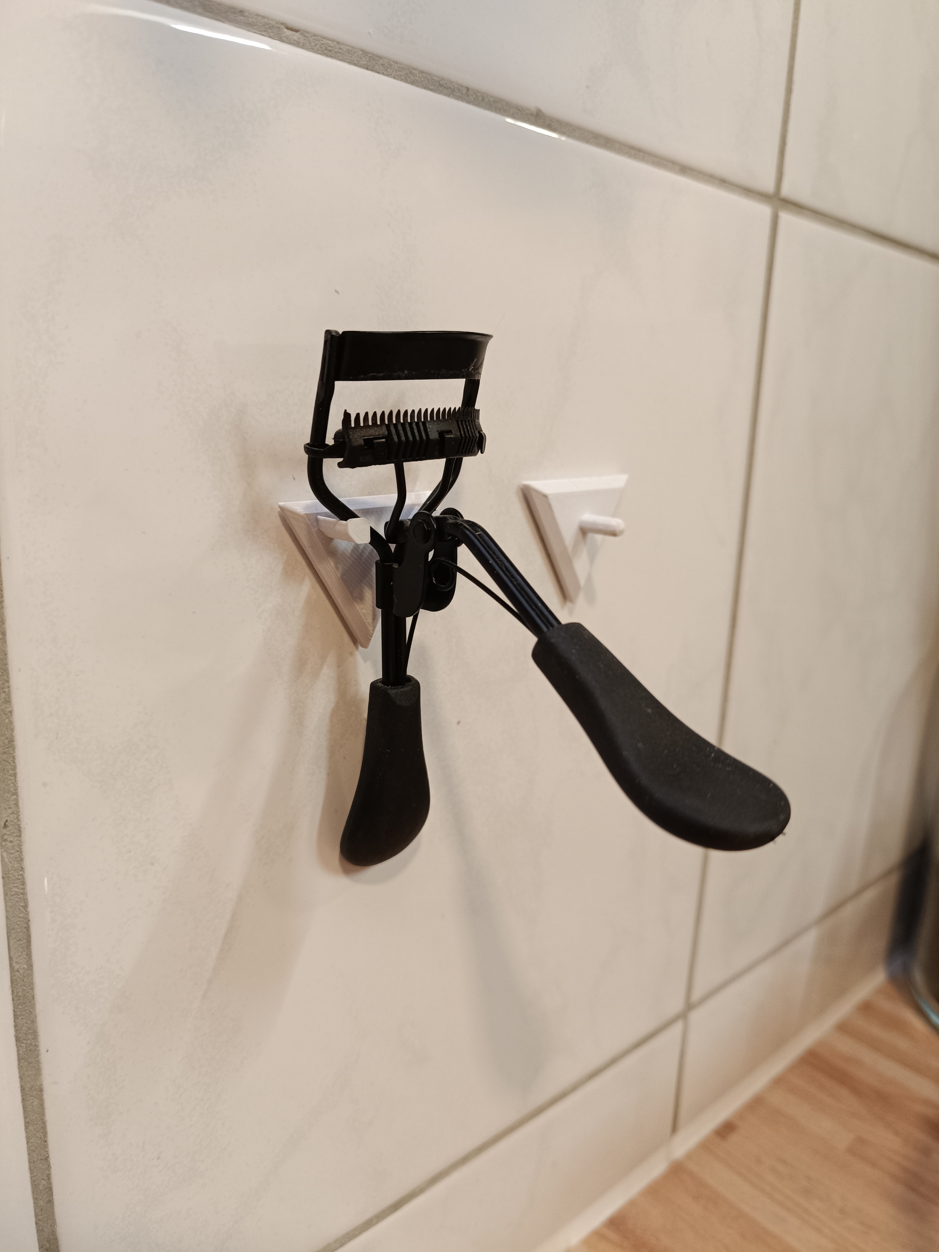 Bathroom utensils holder / Wimpernwerkzeughalter