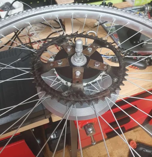 "selfcentering" DIY chainsaw bike rear sprocket mount/adapter by Syrov