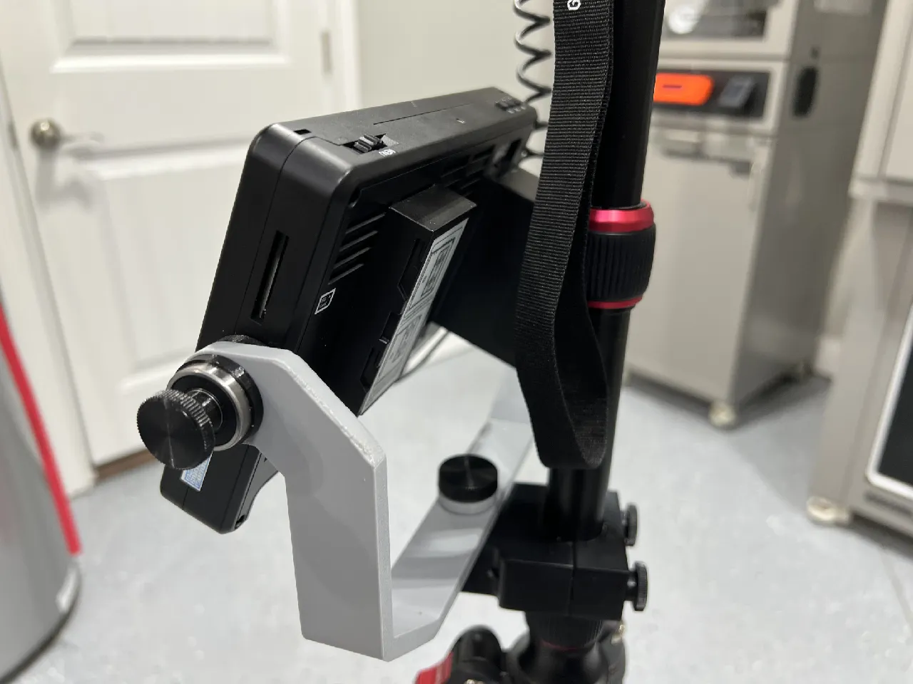 Pivoting Mount for FEELWORLD 7＂ Field Monitor with Tripod Adapter