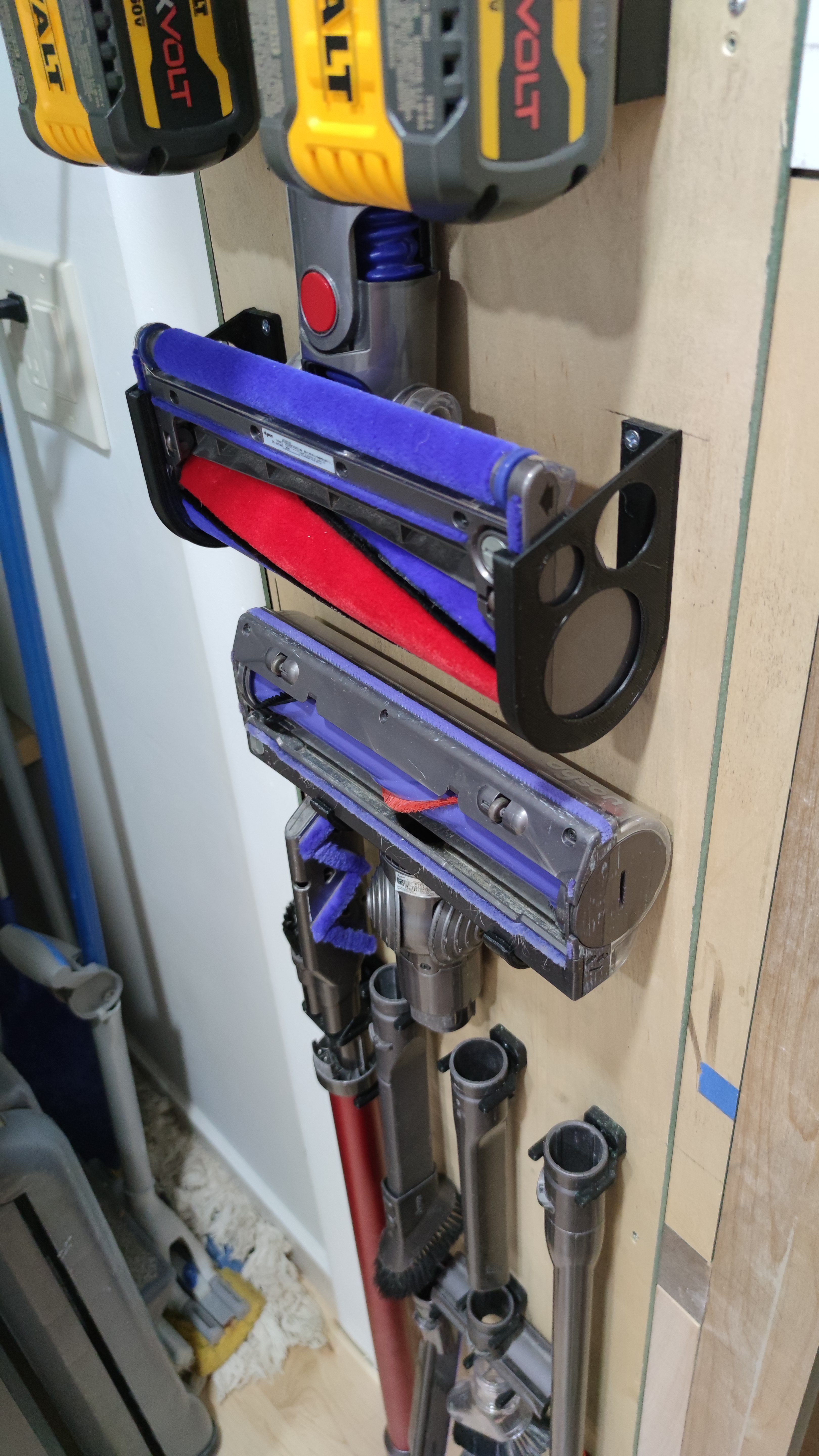 Dyson v6 Stickvac fluffy head wall mounts