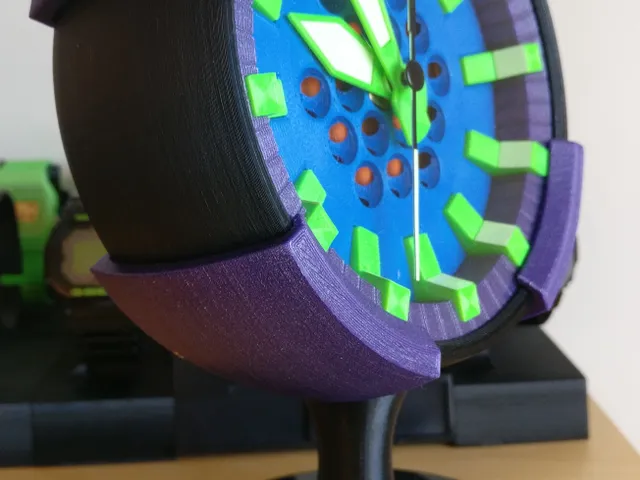 Mini clock for radio-controlled quartz analogue clock movement