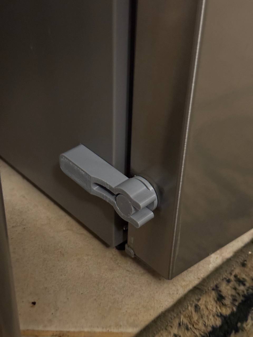 Fridge door clasp / lock