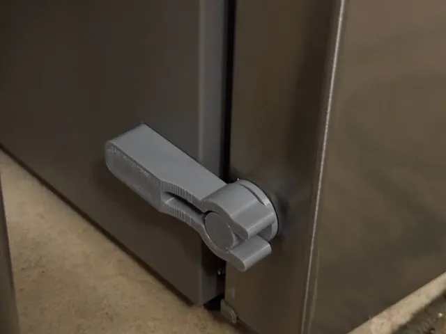 Fridge door clasp / lock