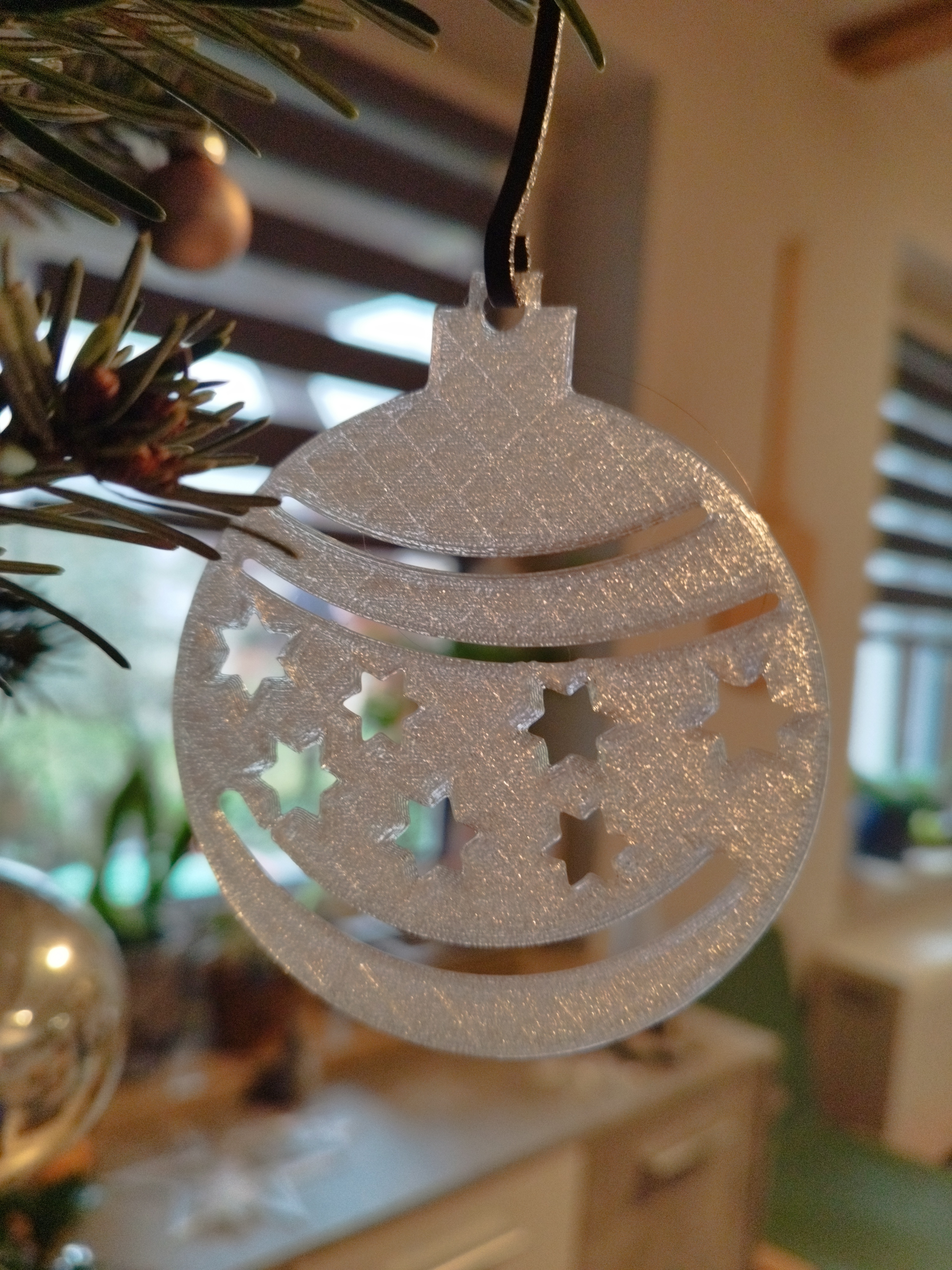 Flat Christmas tree bauble with stars | Christbaumkugel flach mit Sternen
