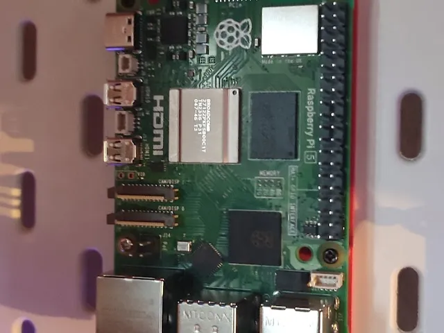 Raspberry Pi 3/4/5 mounting plate with hooks for Ikea Skådis Pegboard